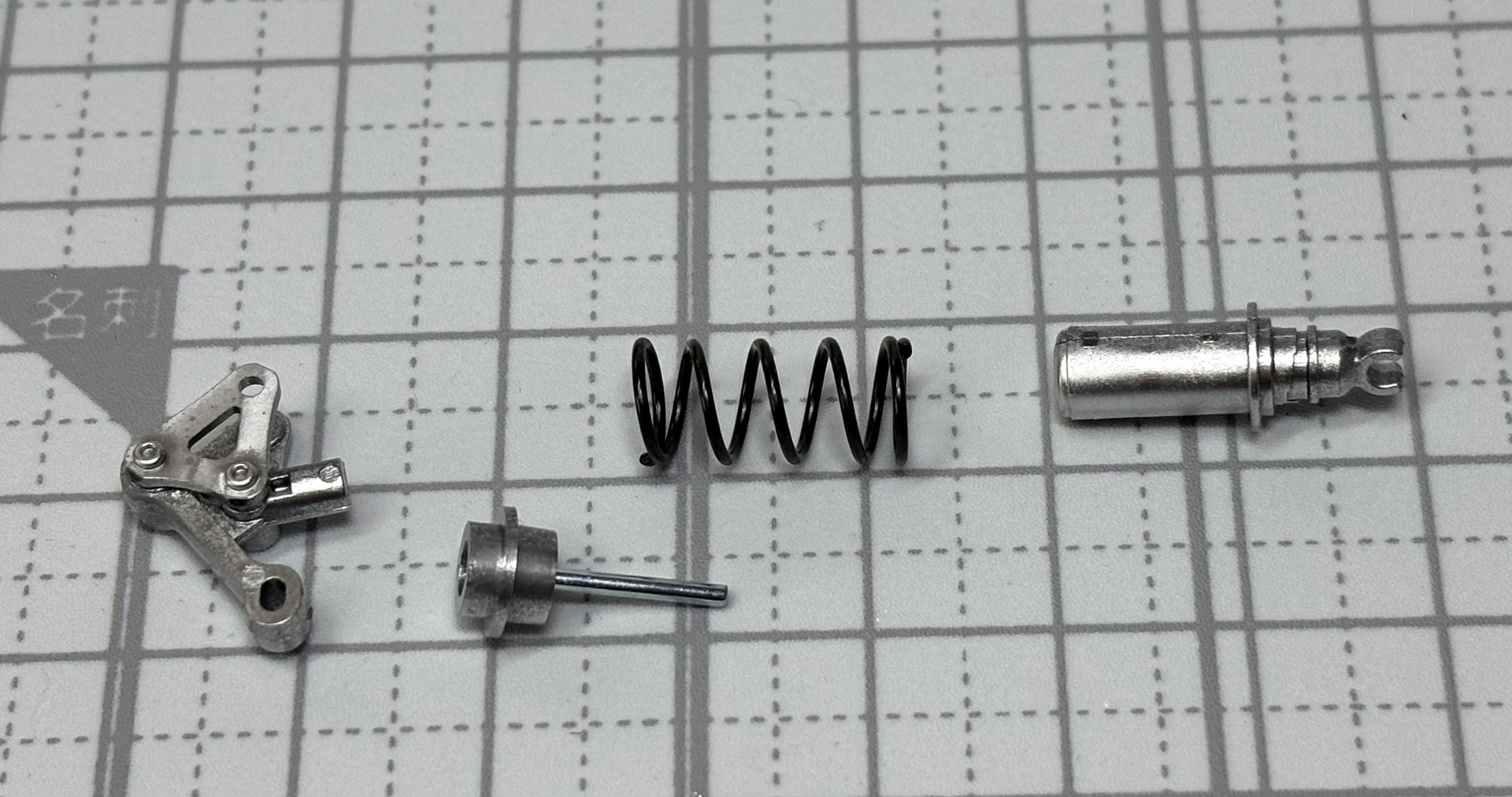 本体と後輪を接続するリヤダンパーはリベットの芯や、スプリングなども使用する