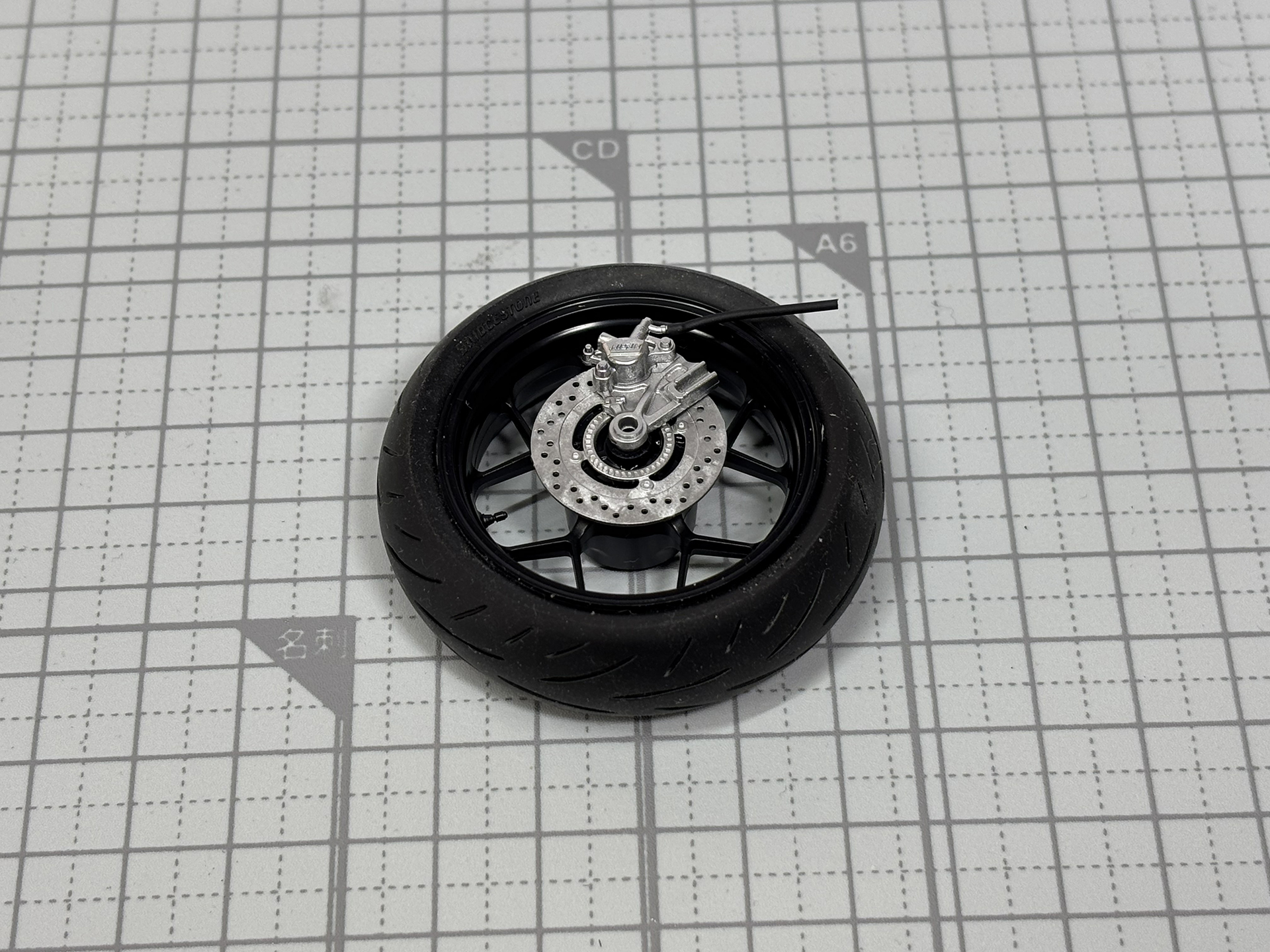 大きなディスクブレーキがついたリヤタイヤ。こちらも銀色のスプレー塗装がうまくいった。タイヤの肉厚なゴムの感触が楽しい