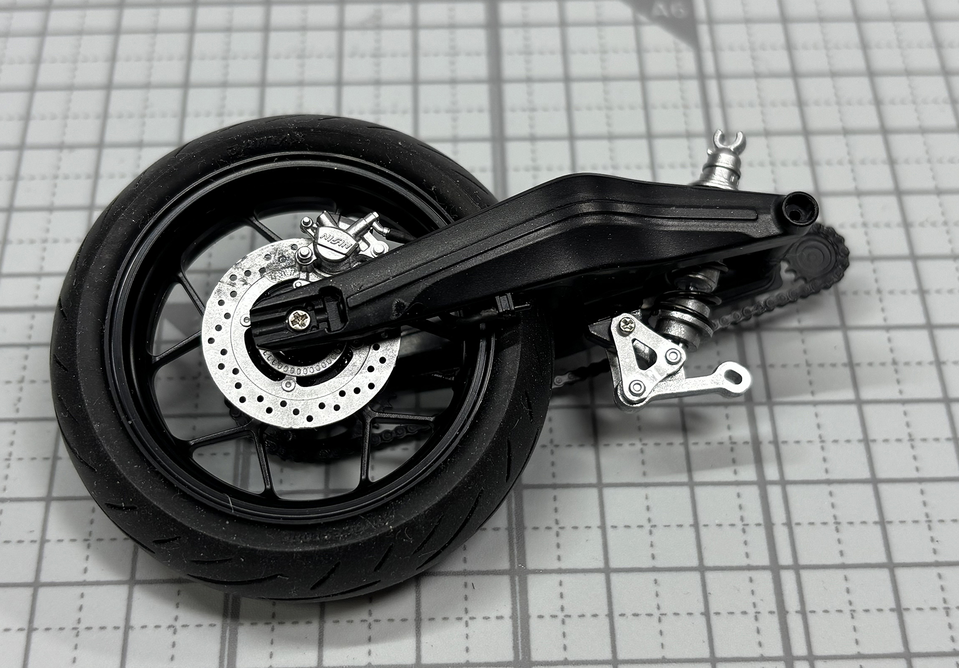 太いスイングアームもエンジンパワーを感じさせる