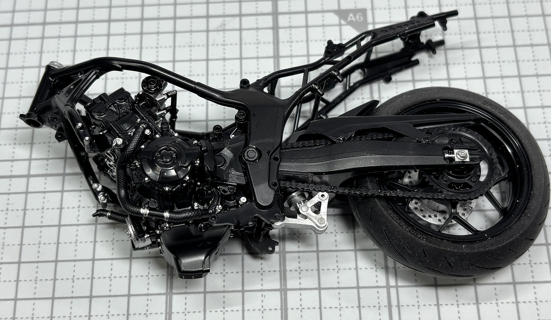 骨格を思わせるフレーム、大型のエンジン、そしてリヤタイヤ。大型バイクのパワーを感じさせるシルエットは、ワクワクさせられる