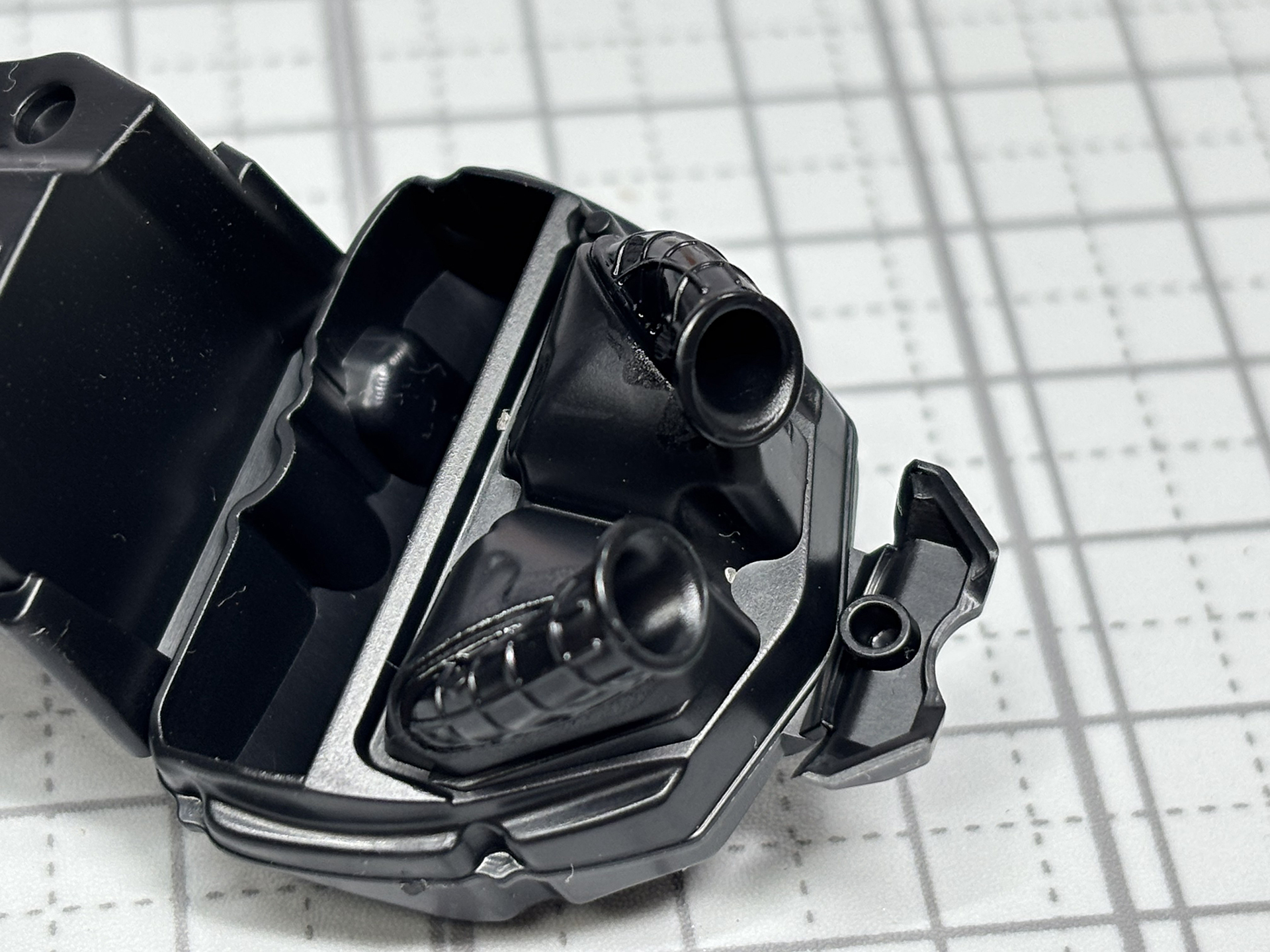 実車の車体をのぞき込むとチラリと見える吸気口。この構造を再現していることが実車開発者を感心させた