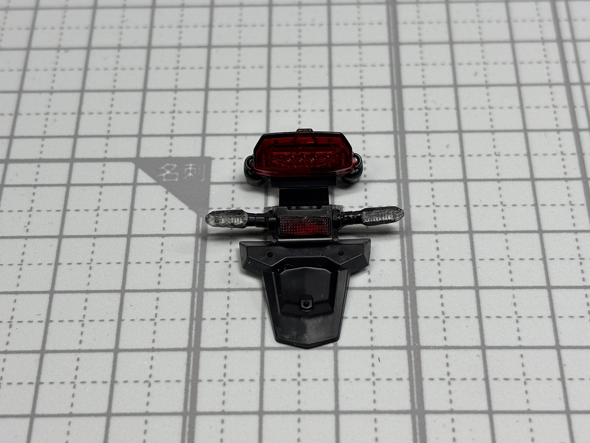 車体尾部のライセンスプレートステーの組み立て