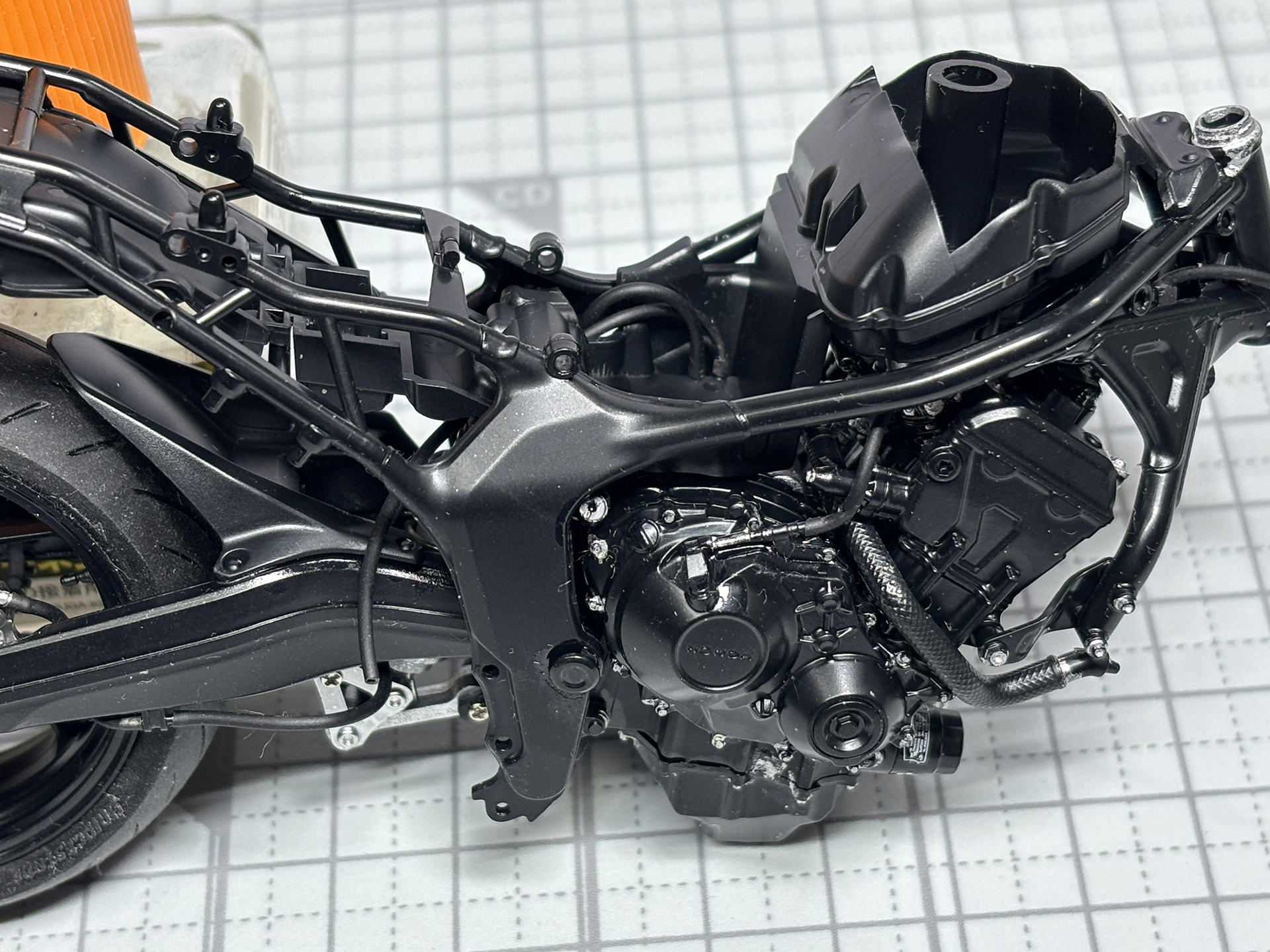 後輪のブレーキからケーブルを伸ばし車体に接続。もう1本のケーブルは後でブレーキペダルに接続する