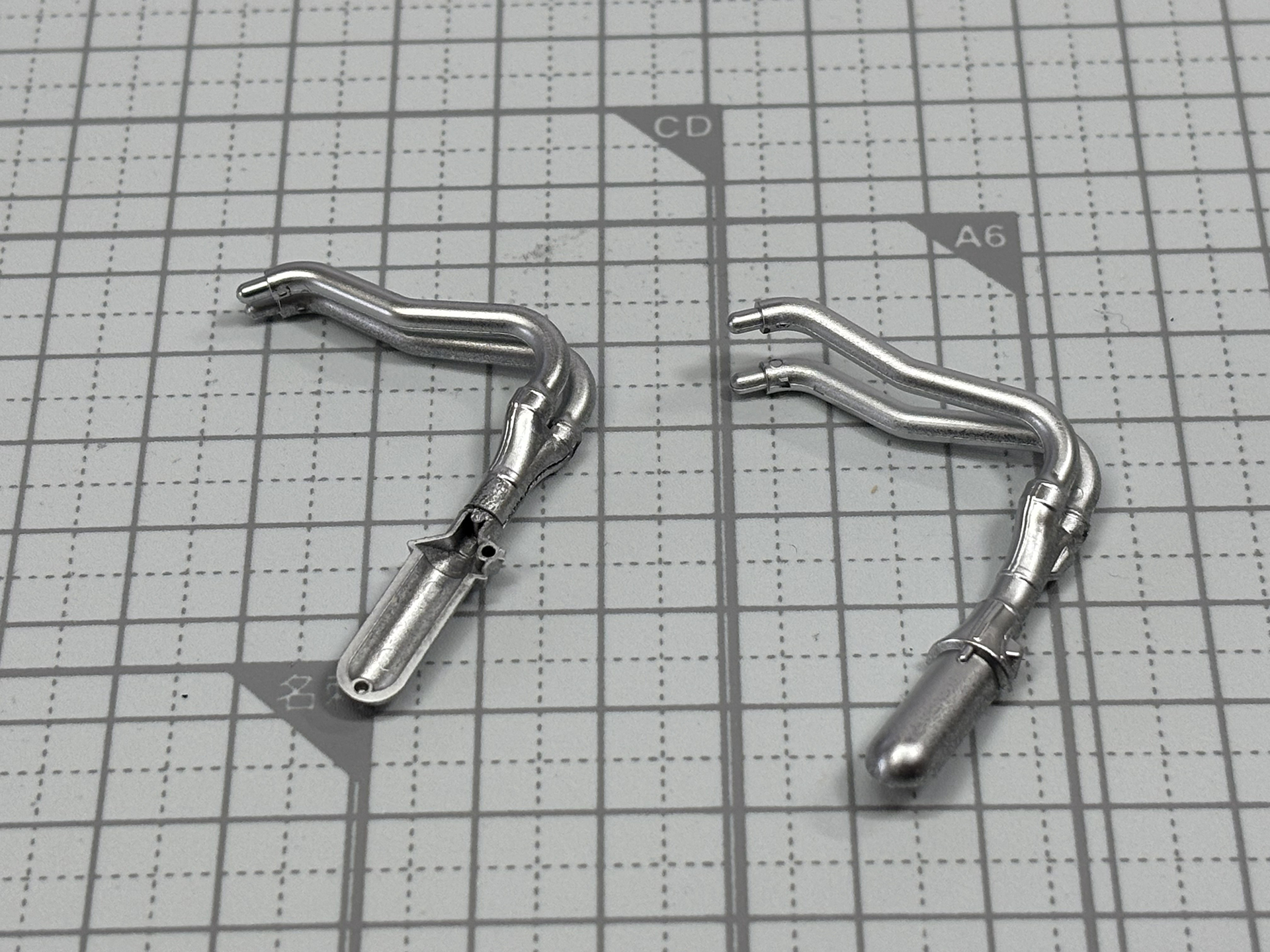 4つの排気を1つにまとめてマフラーに送り込むパイプを組み立てる。こちらも銀でスプレーしているので、成型色以上に質感が向上している