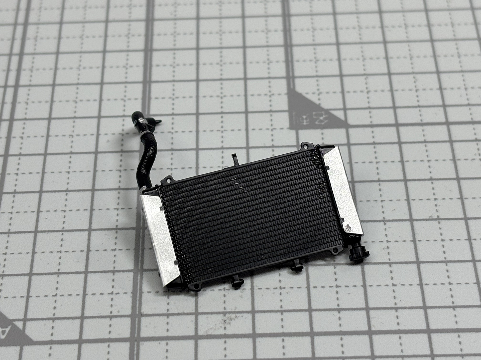 細かい網目が入ったラジエーター。ここに冷却水を通し放熱させるのだ