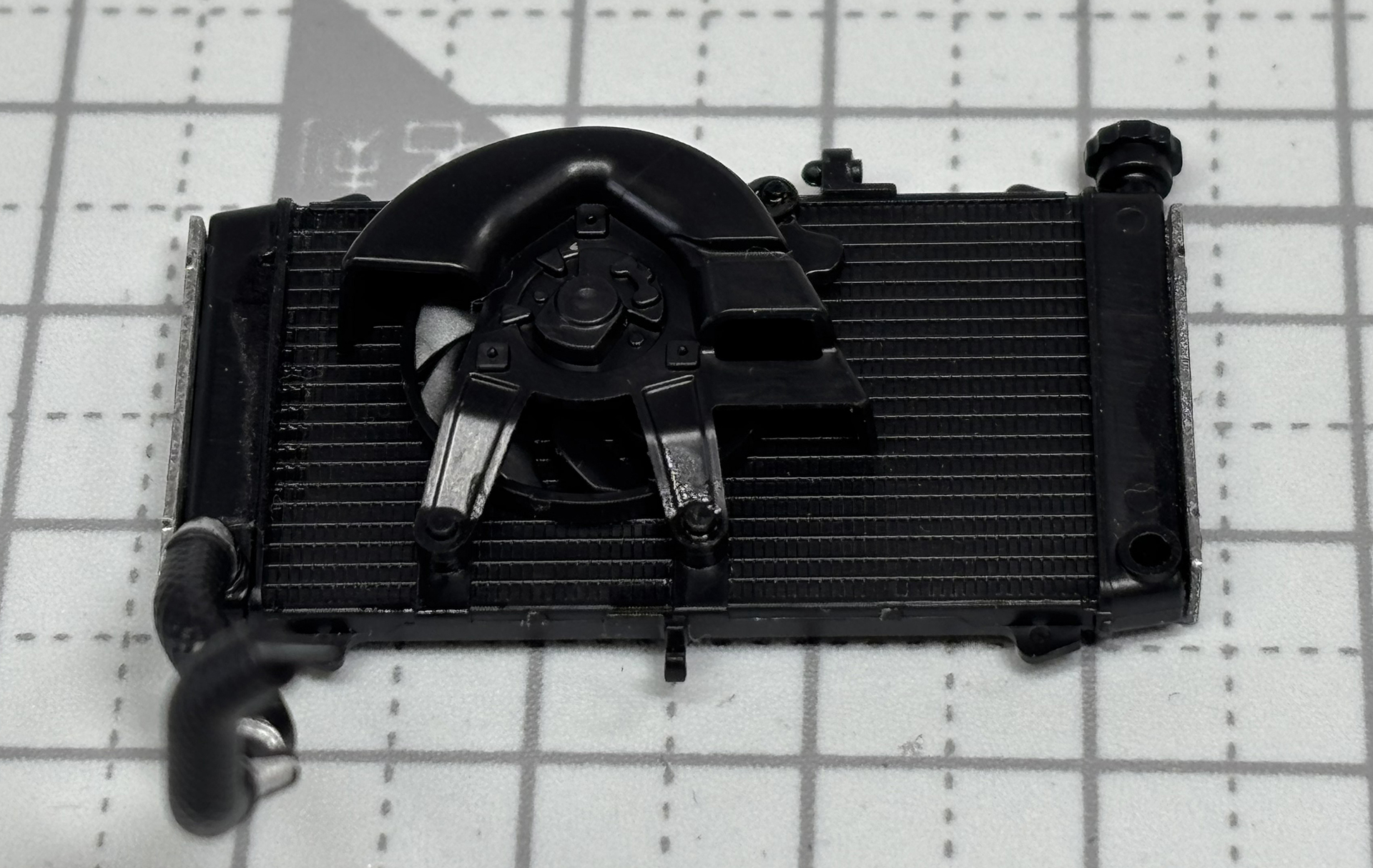 ラジエーターの裏側のファン。低速時に冷却液を冷やす