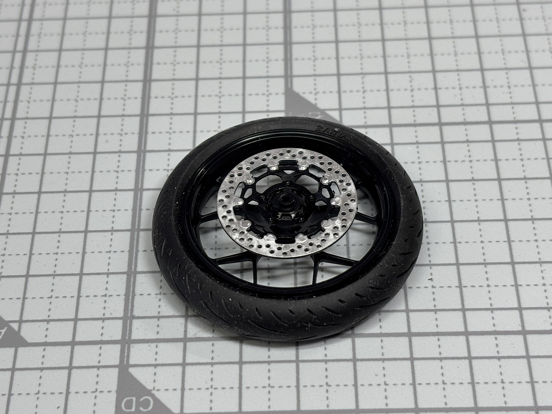 大きなディスクブレーキは両側に配置されている。銀色の塗装がこちらも映える