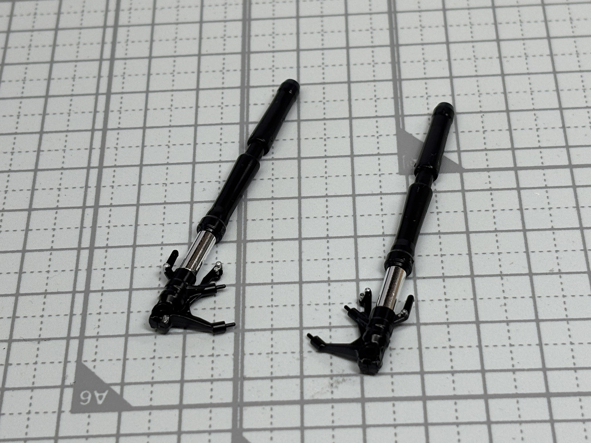 メッキパーツが印象的なフロントフォーク