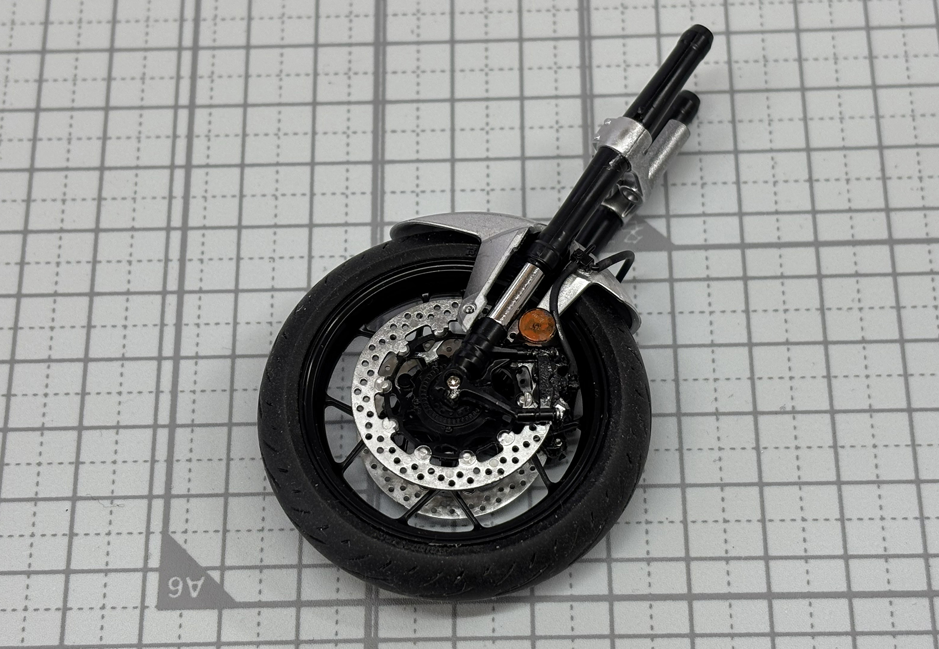 オレンジ色の反射板を取り付ける。ブレーキの配線も行う