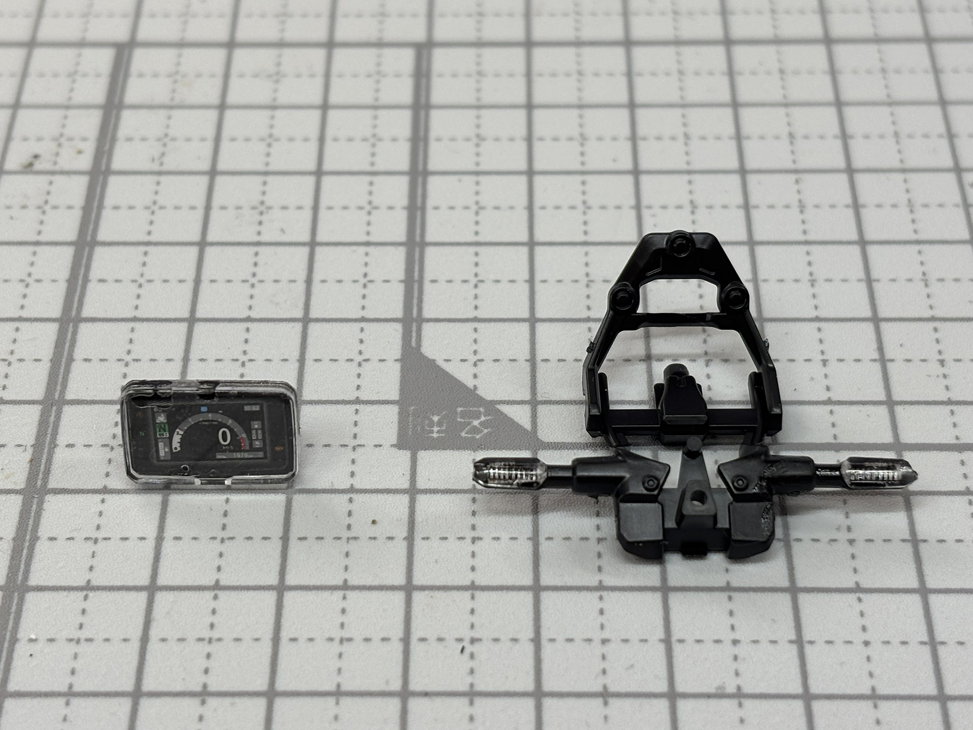左が液晶表示のインジケーター。右が基部となるヘッドライトステー