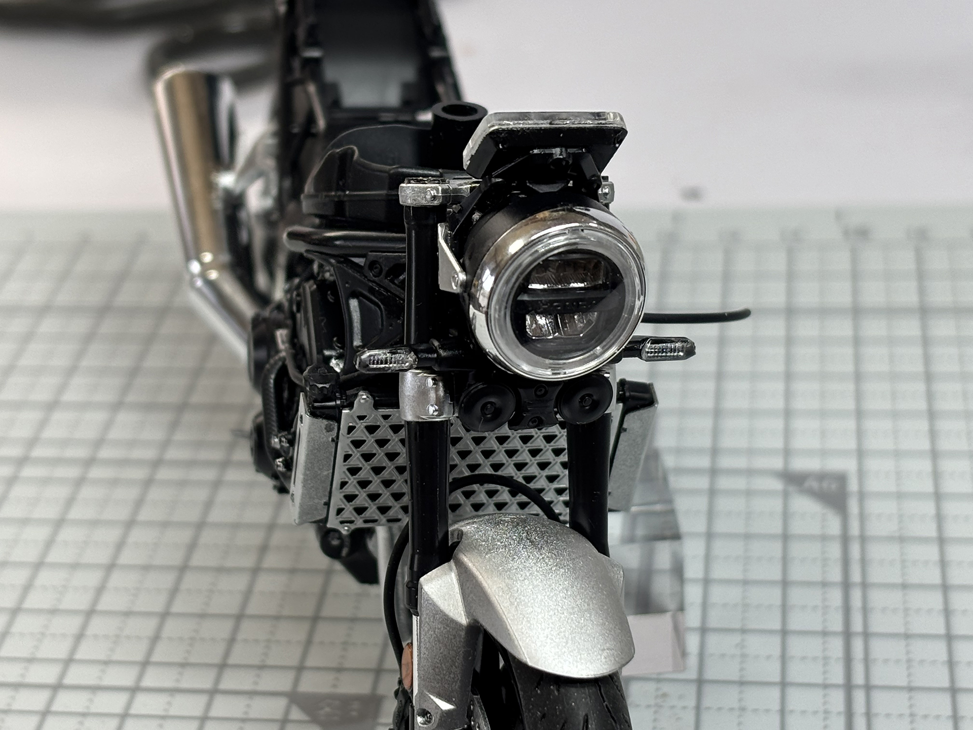 メッキパーツとクリアパーツで表現されたヘッドライト