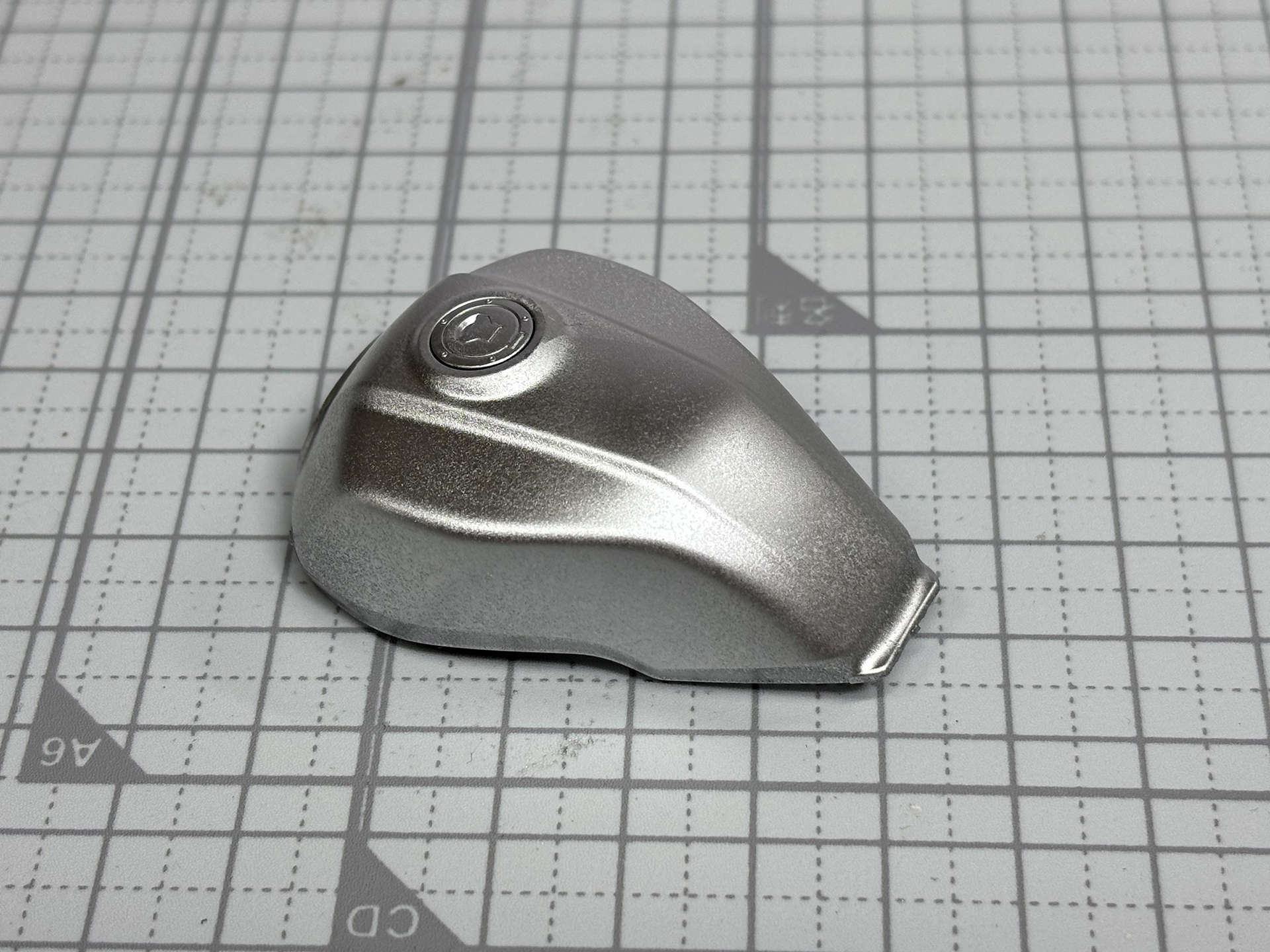 横に大きく広がる燃料タンクはシート座ったときの見え方も考えたデザイン。銀色でスプレーするだけで、ギラリと光る。