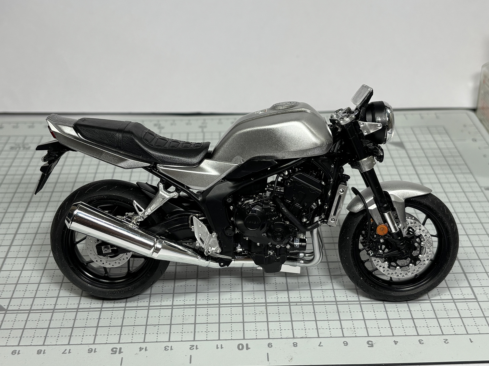 シートとサイドカウルを取り付ける