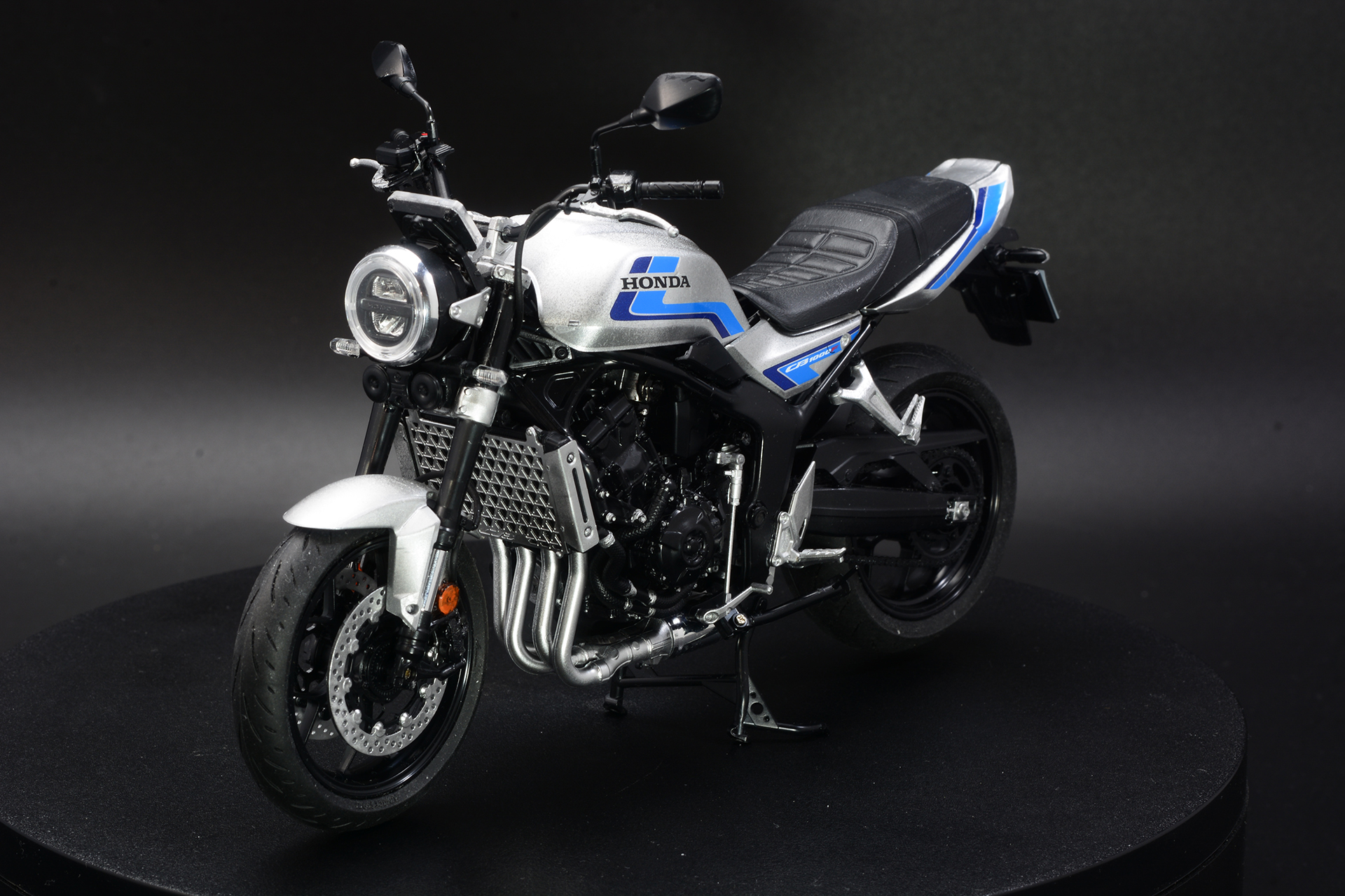 青いラインが美しい「ブルーストライプ」で完成させた