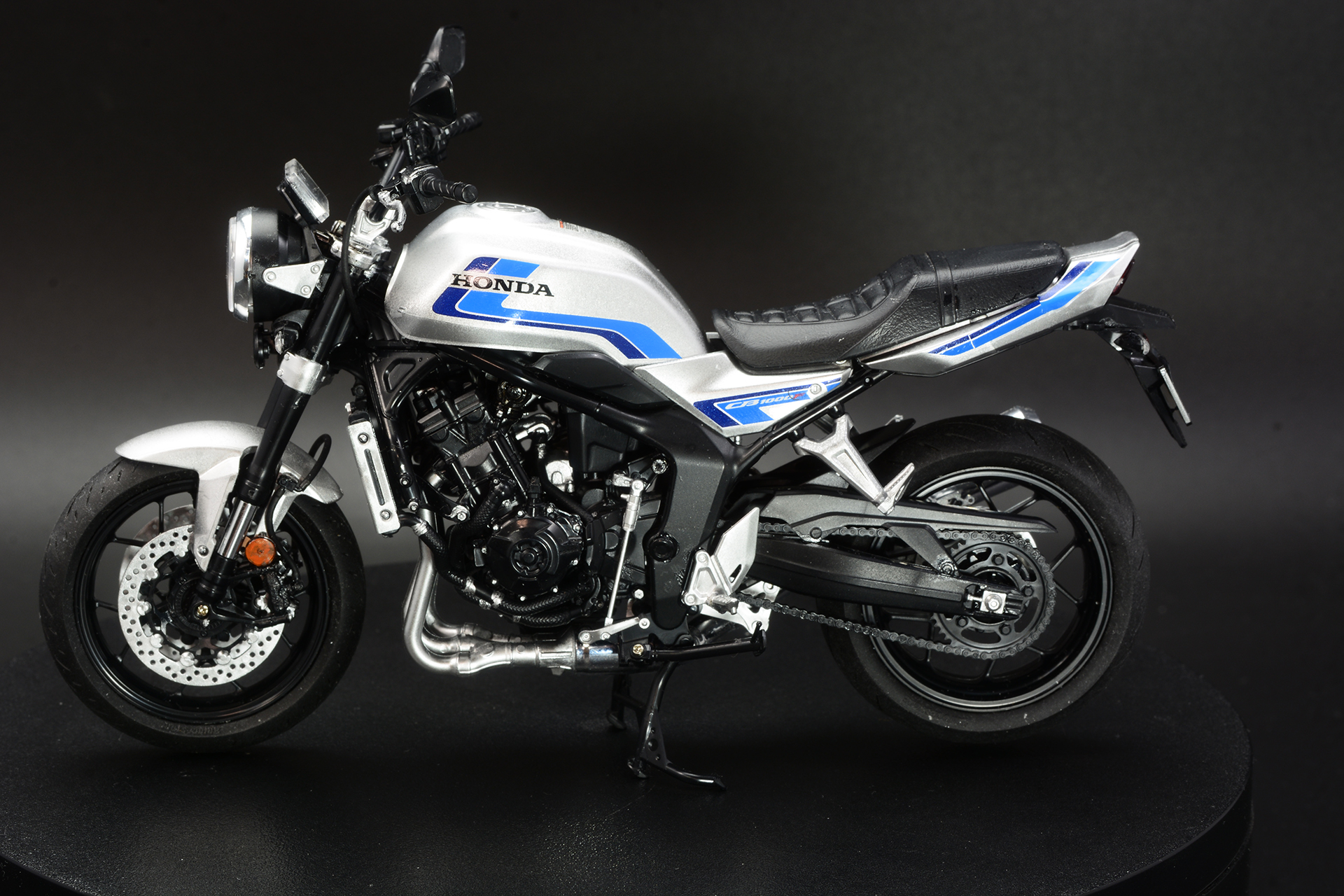 側面は特に黒と銀のコントラストが美しい