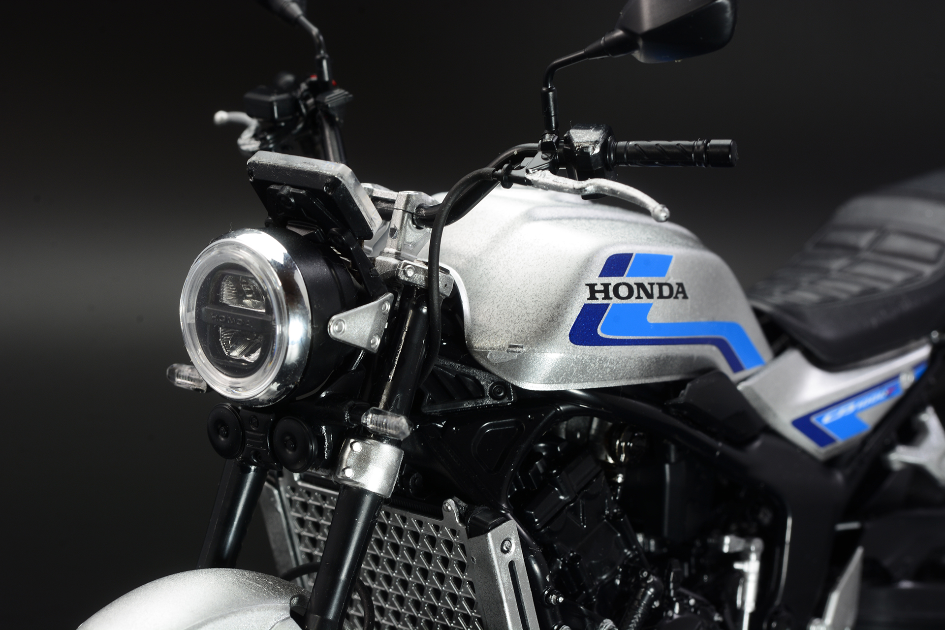 1つ目のライト、むき出しのエンジン、ネイキッドバイクならではの魅力だ