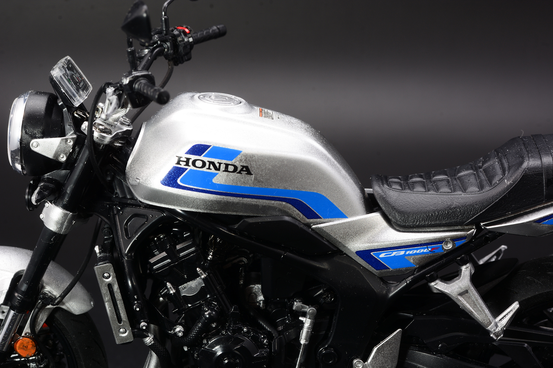 スライドマークによる青いラインが美しい