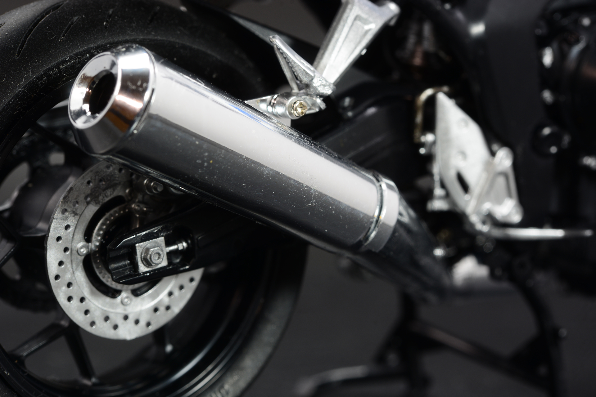 メッキパーツならではのマフラーもキットの注目ポイント