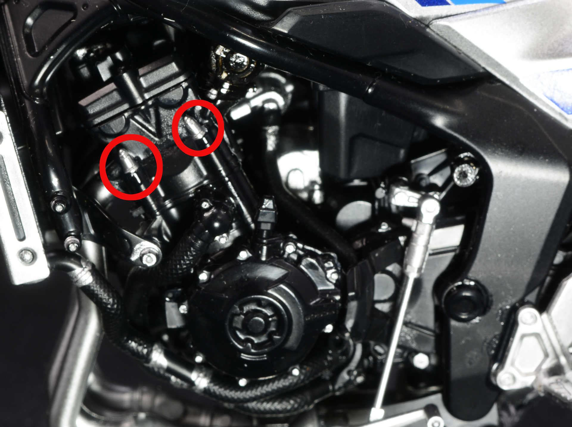 複雑な構造のエンジン。赤丸で囲ったボルトは塗りやすさを考えて別パーツで表現している開発者のこだわりポイントだ。実際銀で塗装するだけで質感が向上する