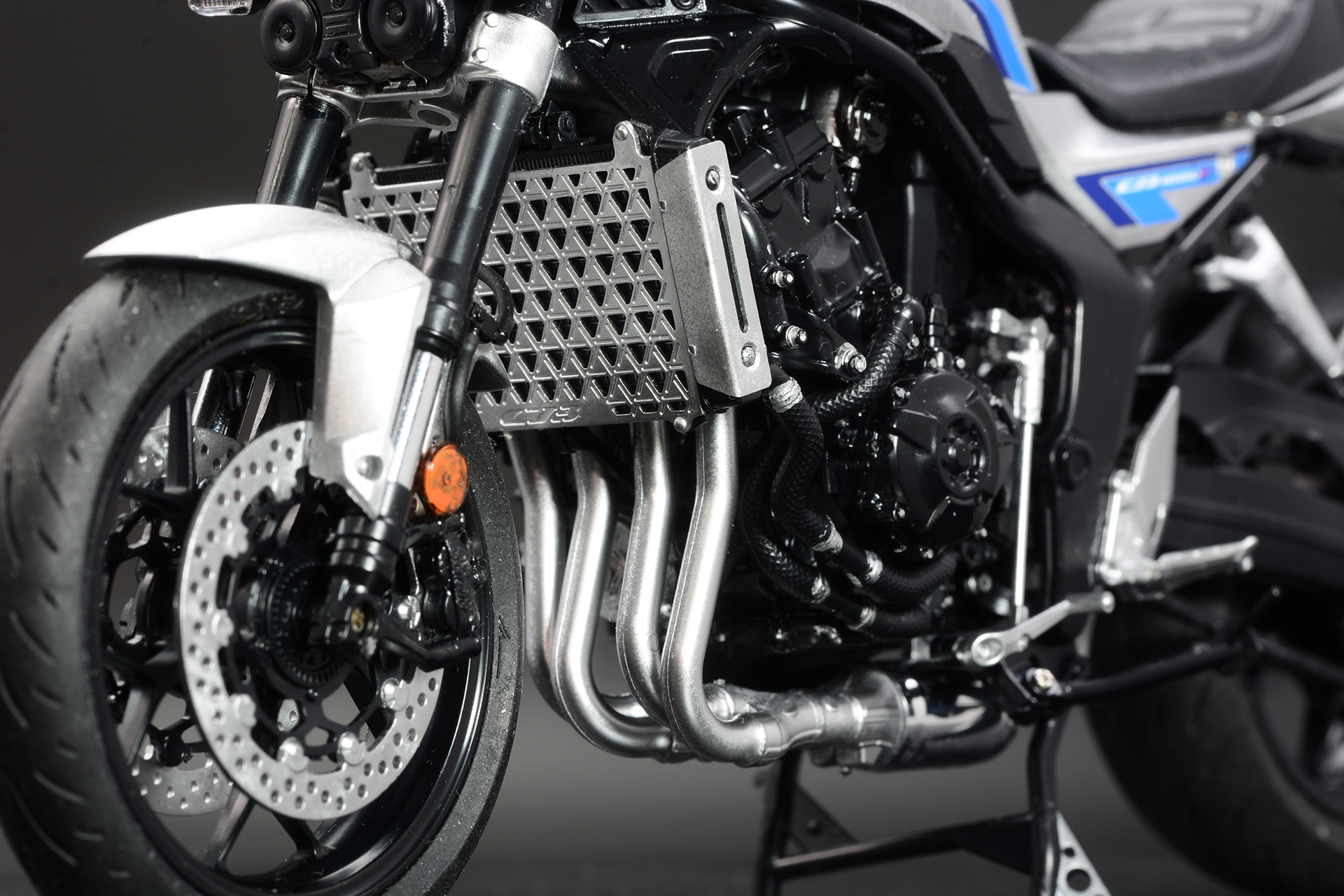 4つのパイプの形状も面白い。ここに焼け色の塗装をすると実車感がさらに高まる