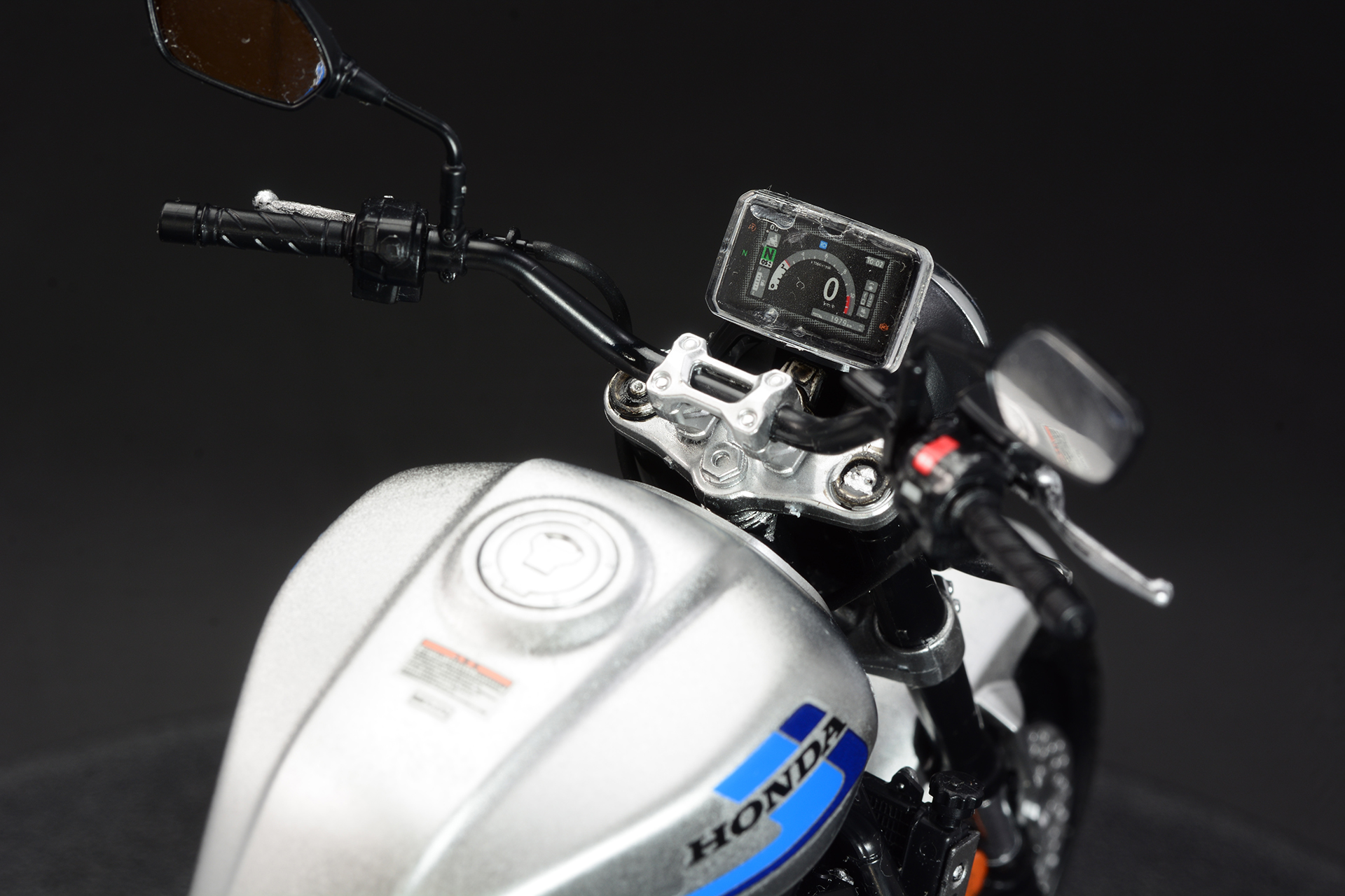 液晶パネルのインジケーターが未来のバイクっぽい雰囲気