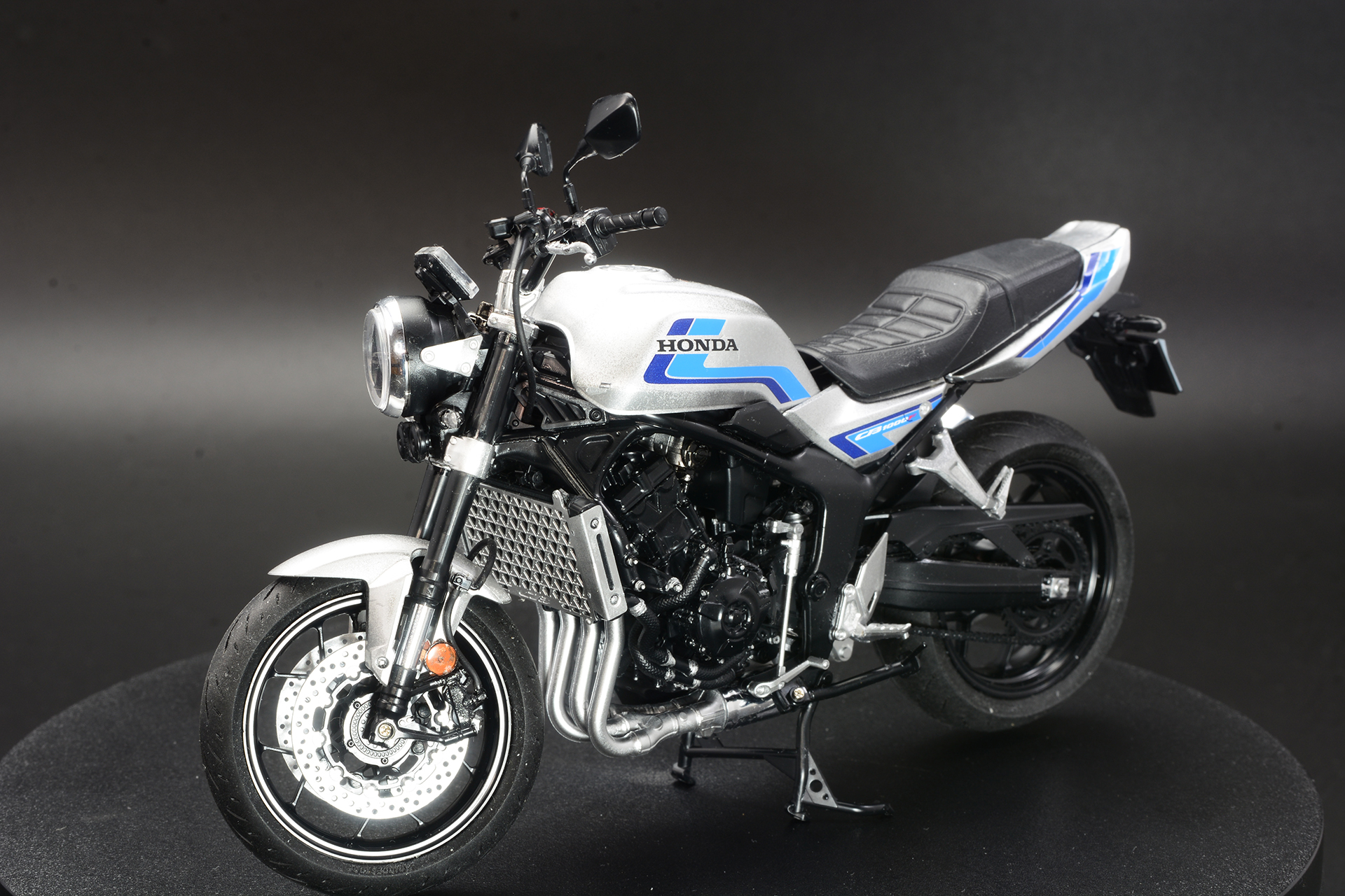 ハンドルを動かすことで表情が変化する