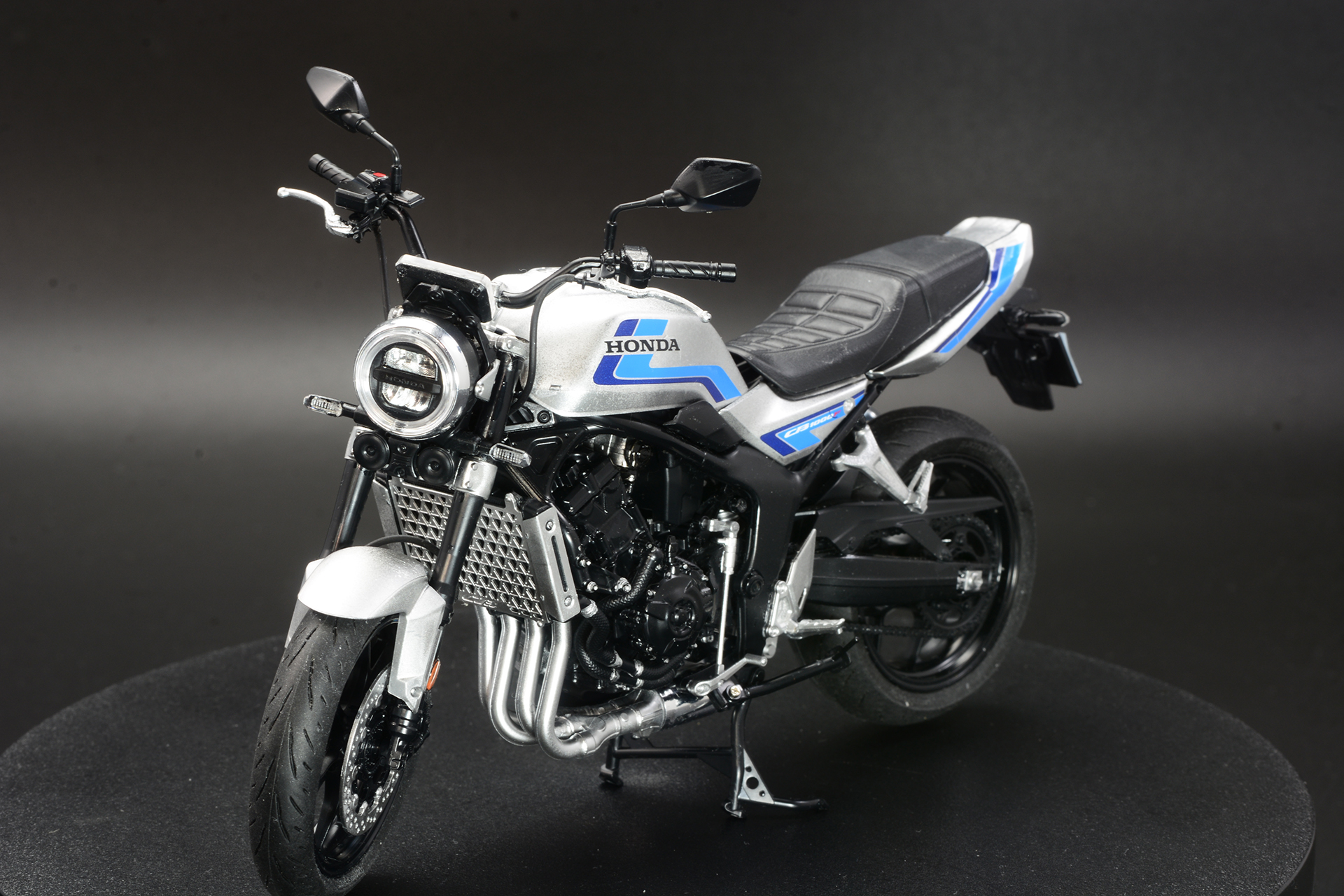 ハンドルを動かすことで表情が変化する