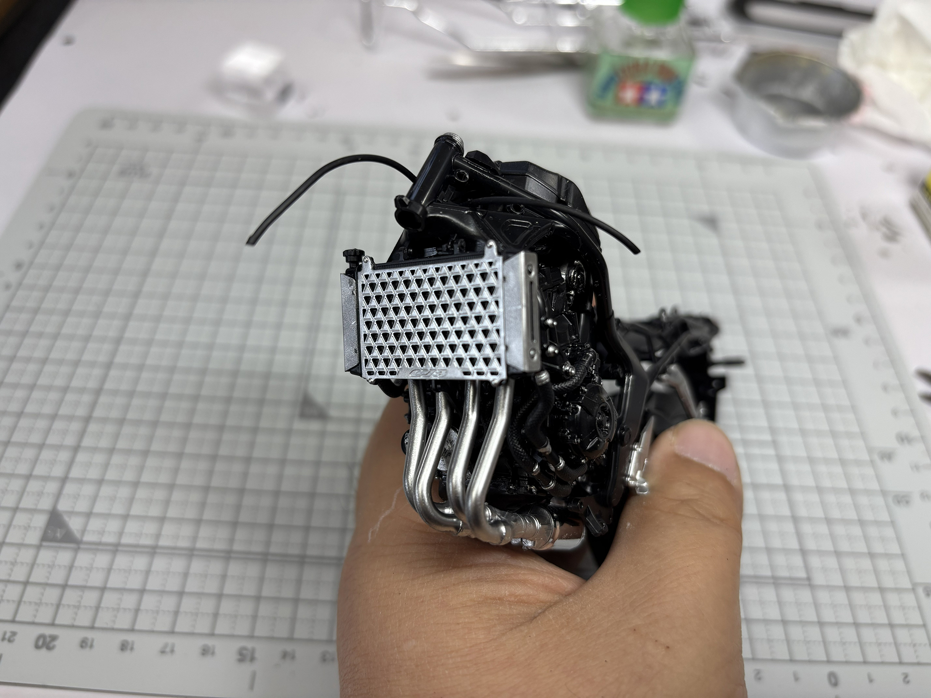 ラジエーターにカバーを取り付け、本体に配置。ラジエターの側面、カバーの銀色もスプレー塗装で見栄えがよくなった