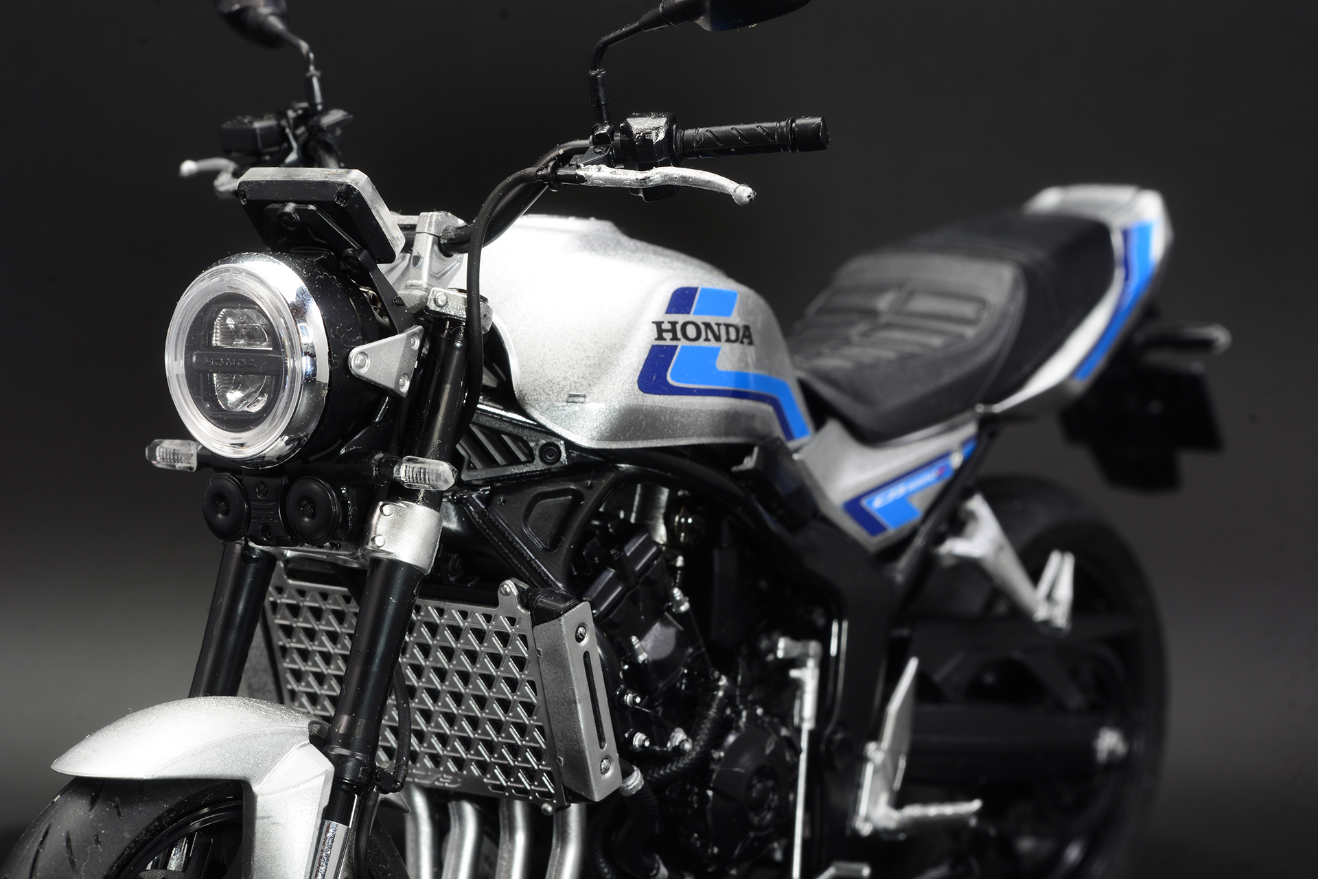 1つ目のライト、むき出しのエンジン、ネイキッドバイクならではの魅力だ