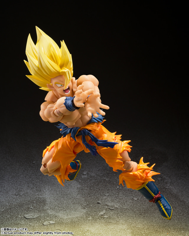 可動構造はS.H.Figuartsドラゴンボールシリーズで培った関節構造がさらに進化。肩基部に新たに可動軸を追加し、パンツパーツには軟質素材を採用している