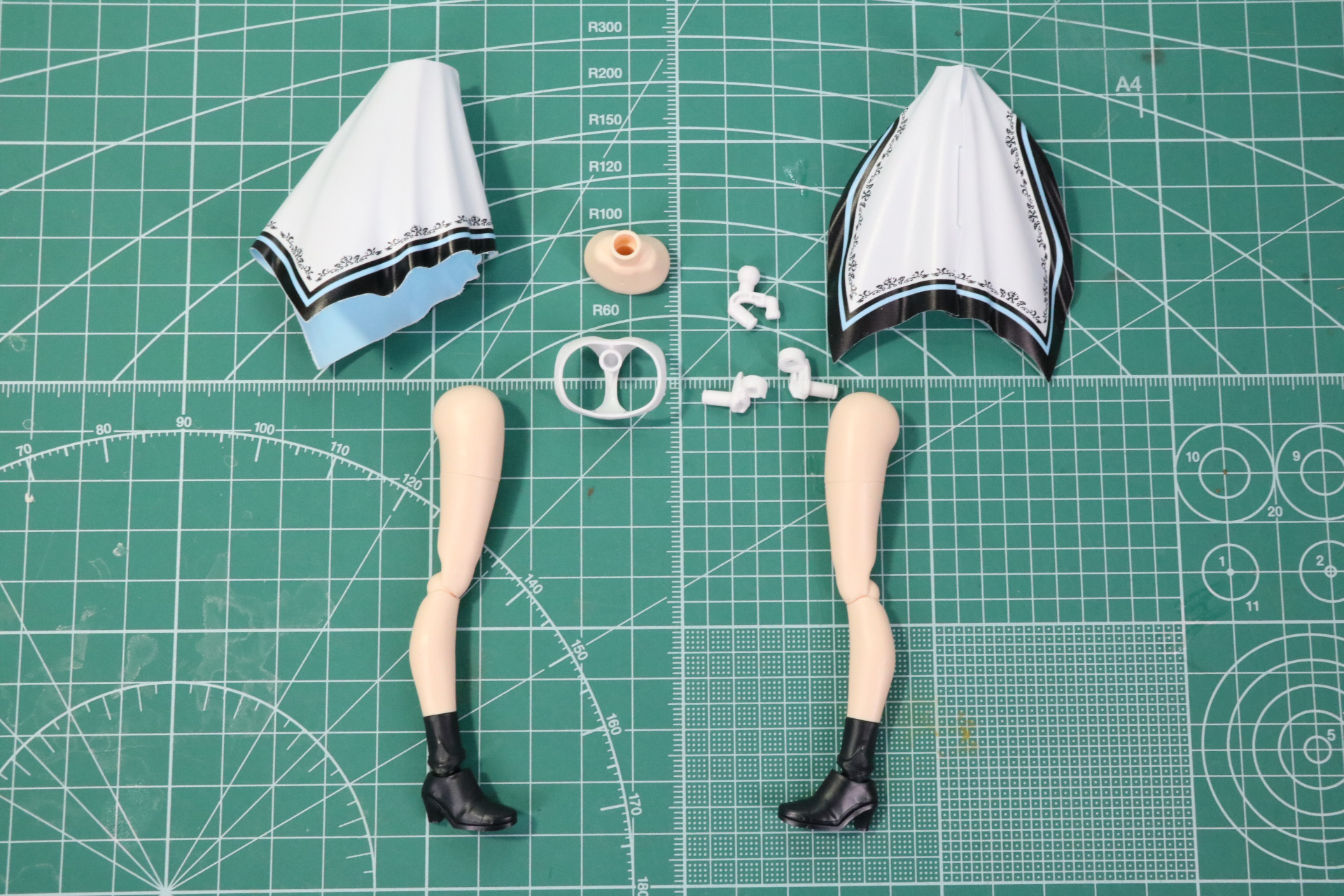 股関節パーツを合わせて下半身を作る