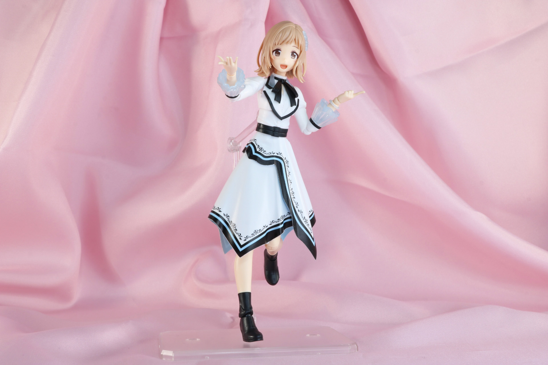 「30MS 櫻木真乃」と並べてディスプレイすれば、櫻木真乃の成長やポスターのようなディスプレイができる