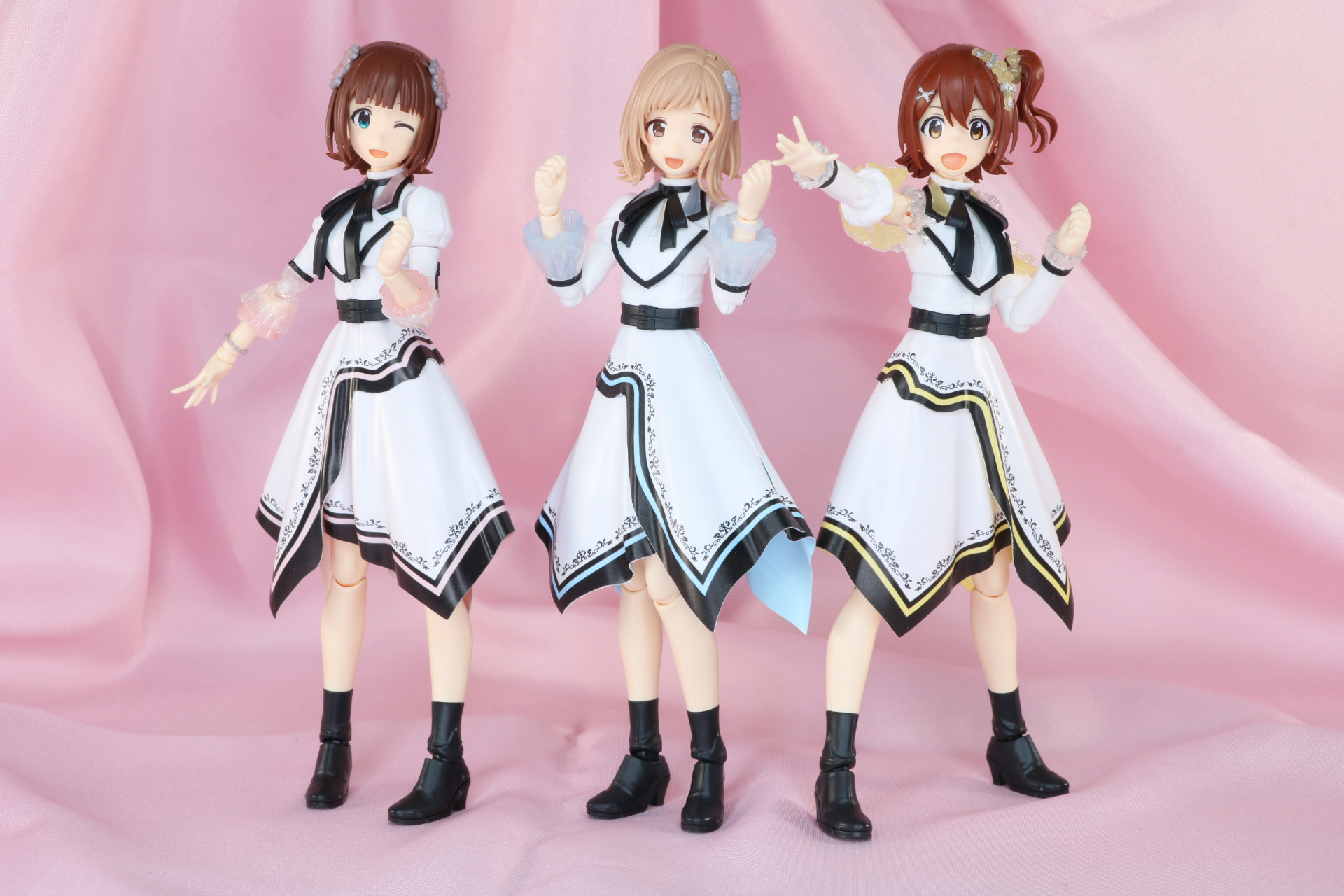 「30MS 天海春香 (20th Anniv. YOU AND アイ！)」（左）と「30MS 春日未来 (20th Anniv. YOU AND アイ！)」（右）とディスプレイ