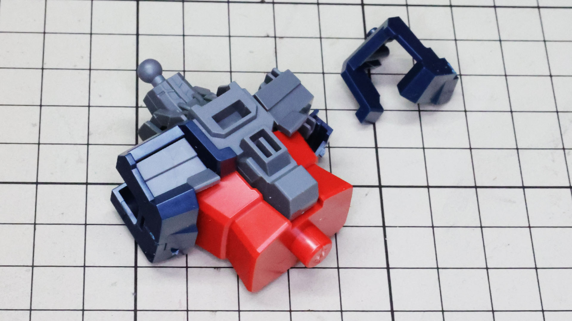 首部のメカフレームを取り付け、脇にあたる部分の装甲でカバーしていきます