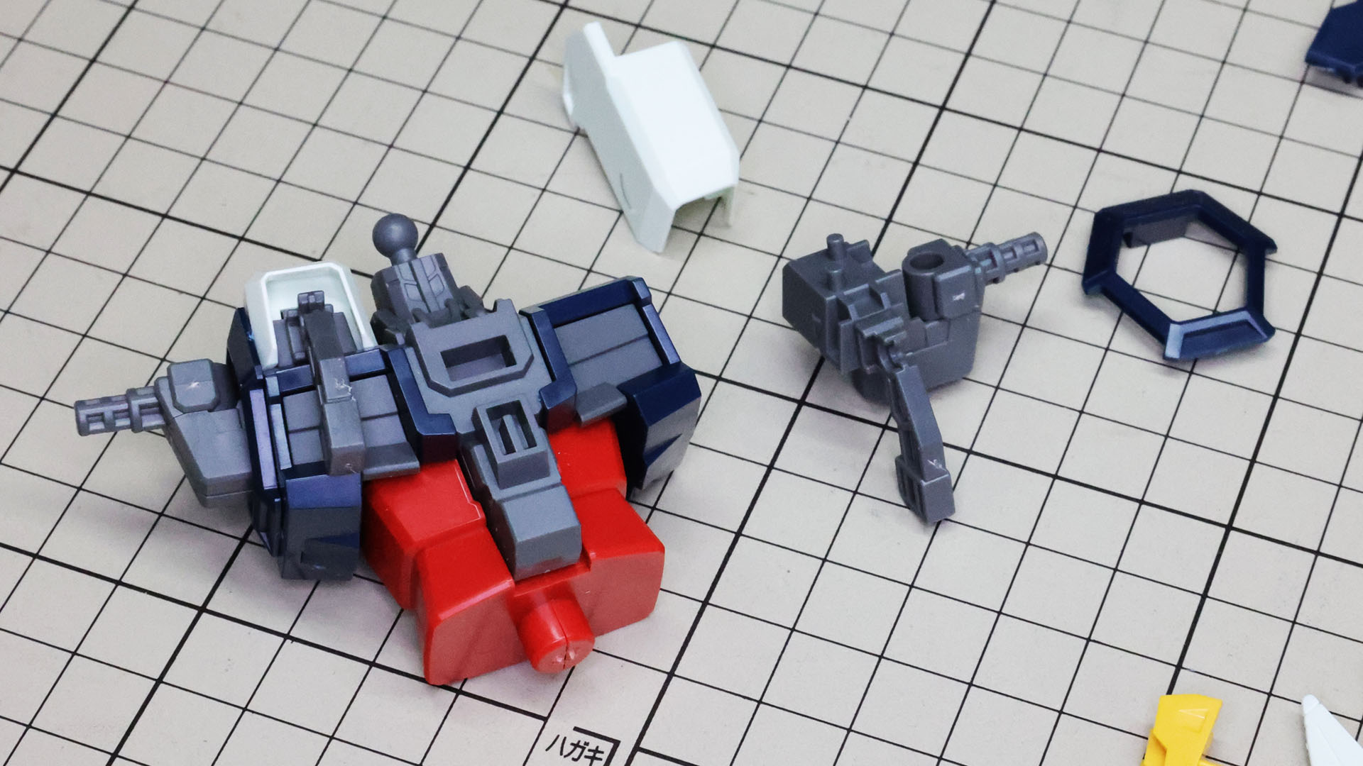 さらに肩関節のメカフレームを組んで取り付け、それを装甲で覆っていきます