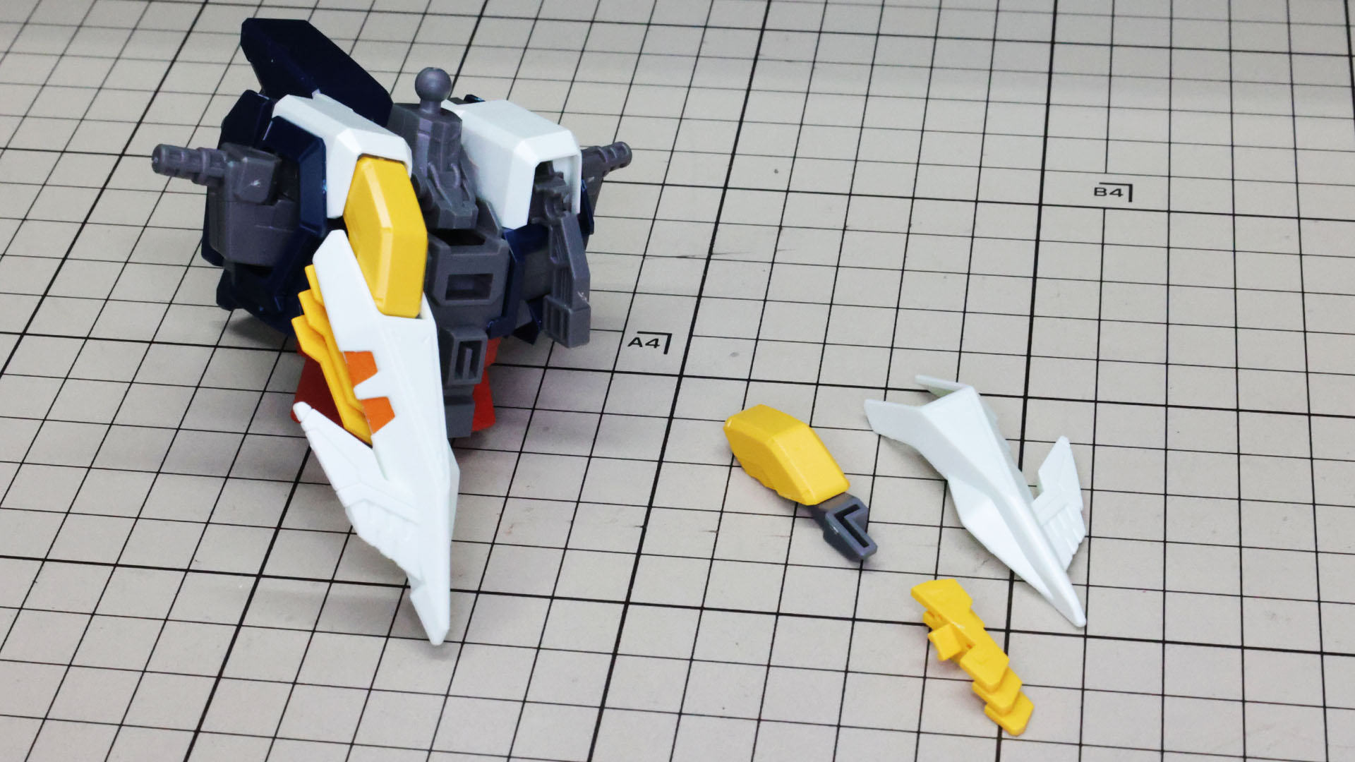 胸部ディテールを組んでいきます。カラー分けはパーツとシールで実現されます