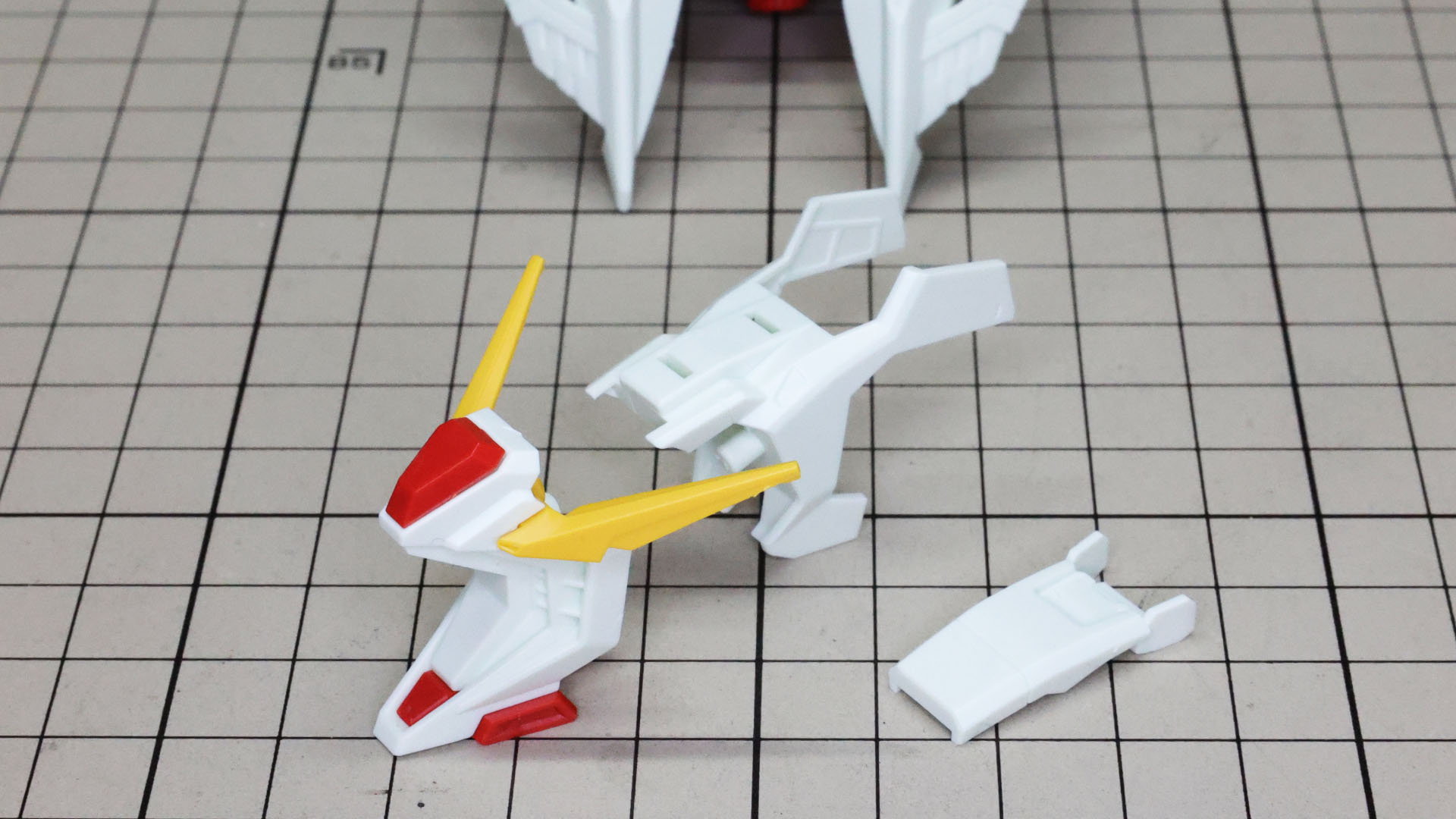 コックピットハッチ部を組んでいきます。Ξガンダムの第2の顔のようです