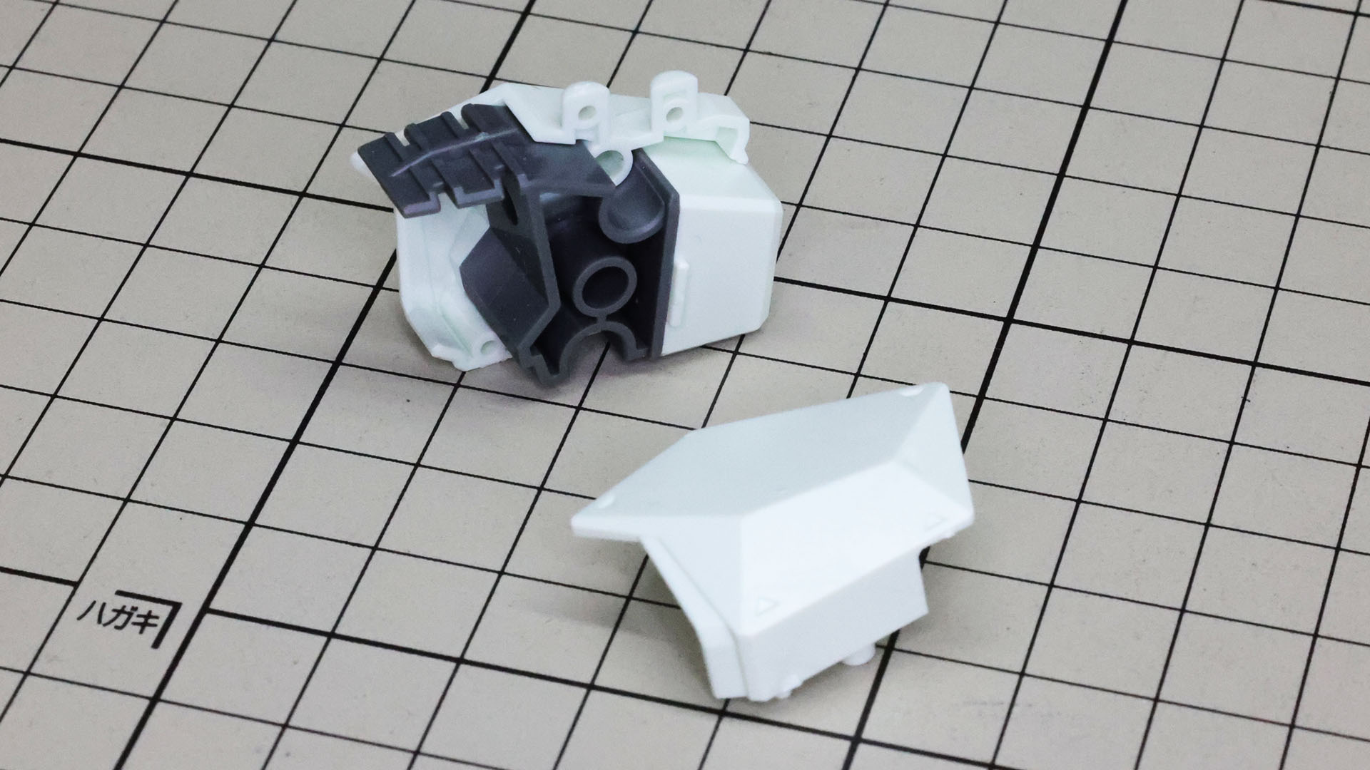 前腕部メカフレームに装甲を取り付けていきます