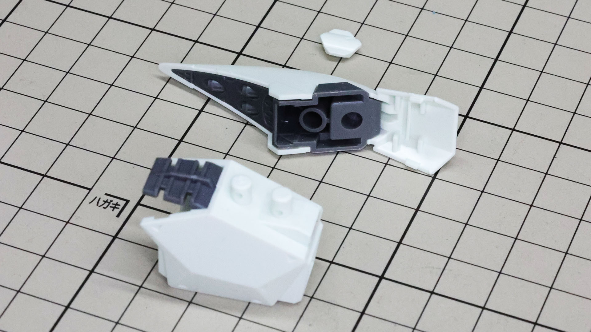 肘の装甲裏にはメカフレームが取り付けられています。先端にミサイルのモールドが見えます