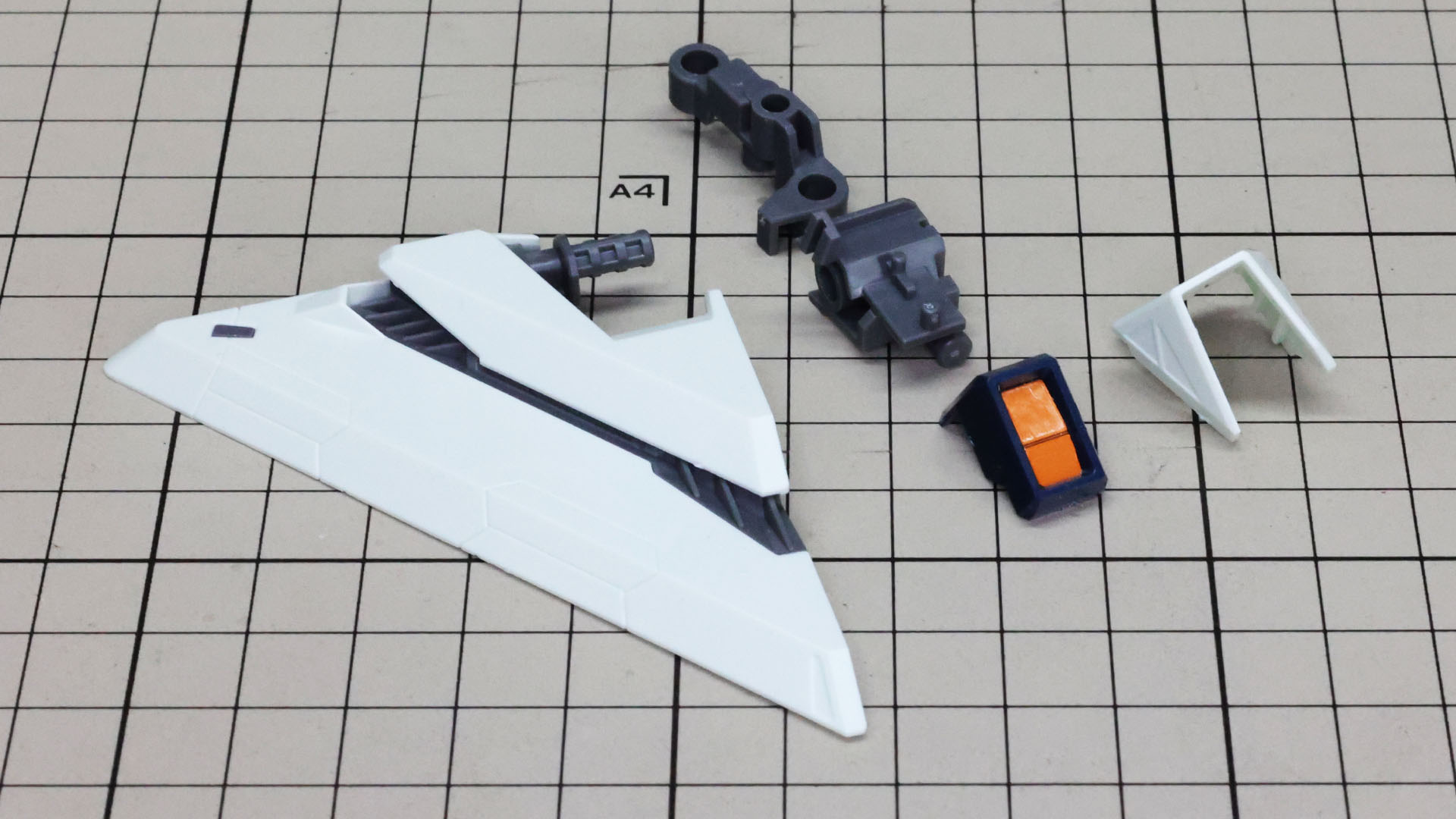 後ろ側に2つの装甲を重ねたものと肩に乗るメカフレームを組んでいきます