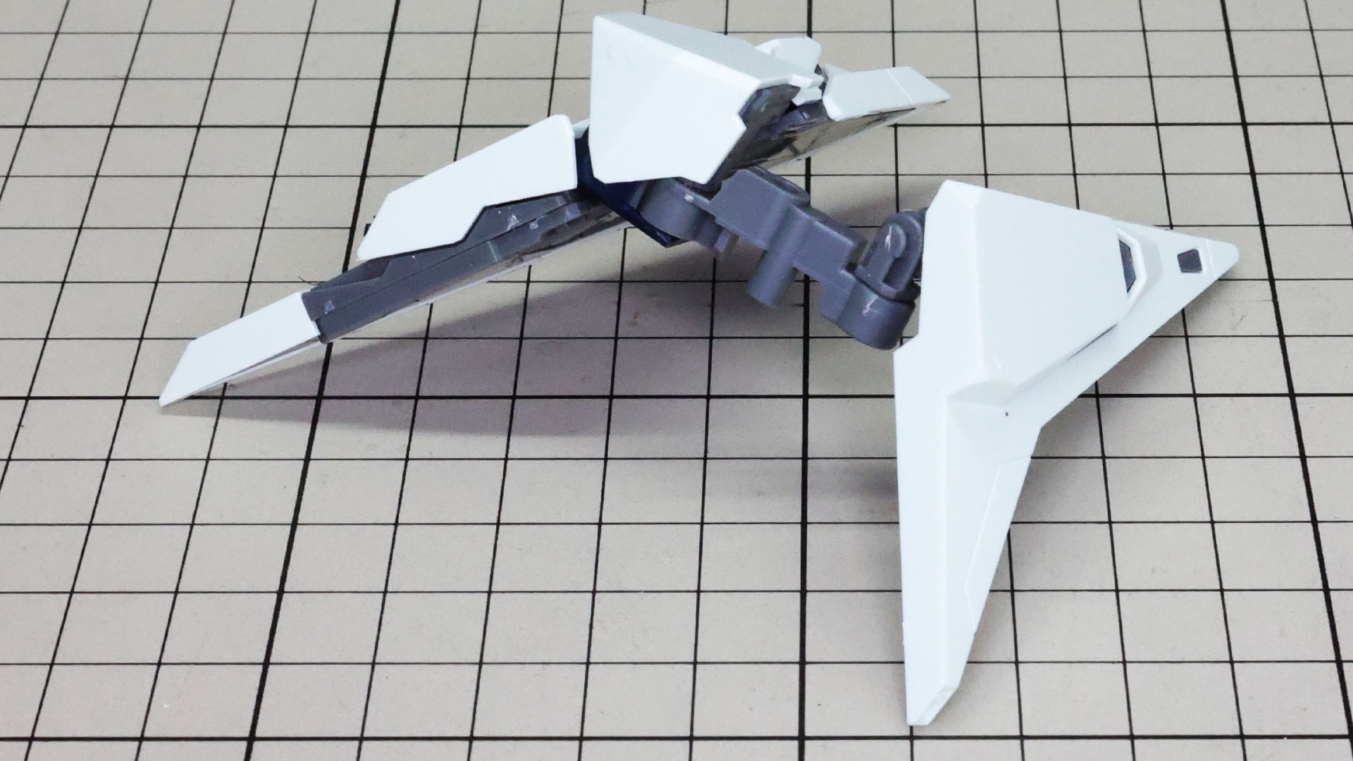 そのメカフレームに前側の装甲を接続します