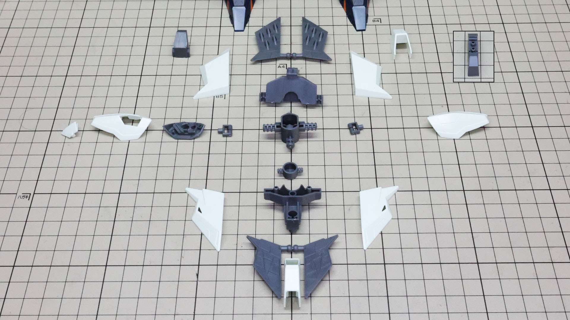 写真左のサイドアーマーの構造に注目です