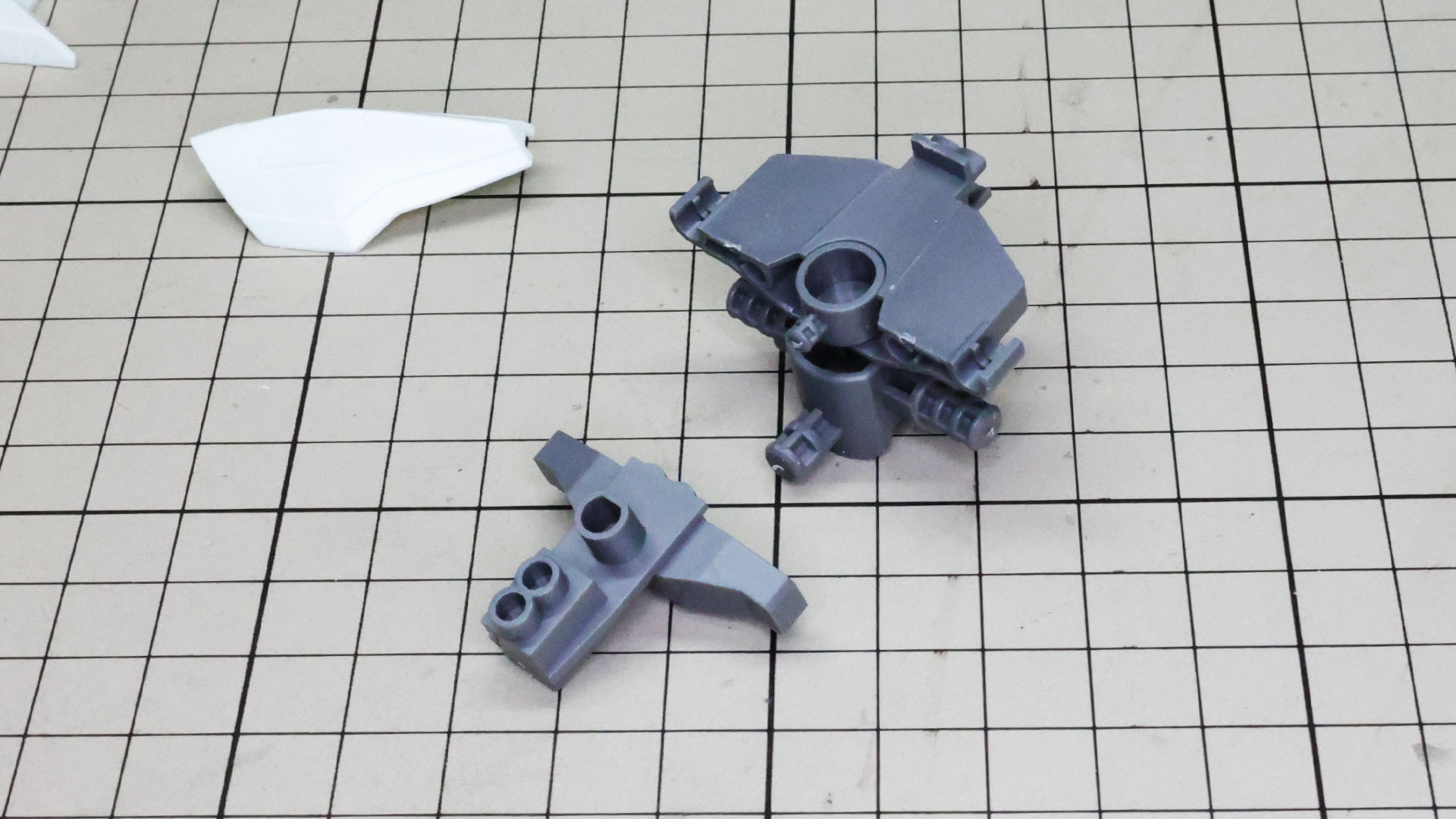 巨体を支える腰部のメカフレームが大きい！