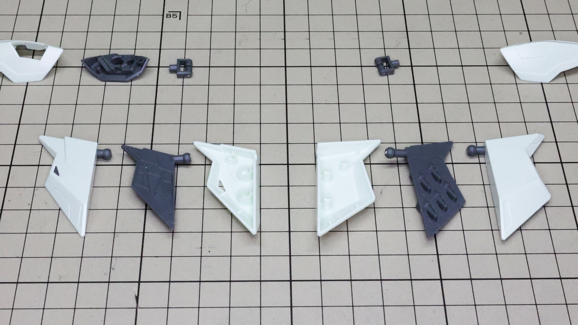 前後の装甲の裏にはメカフレームが用意されています
