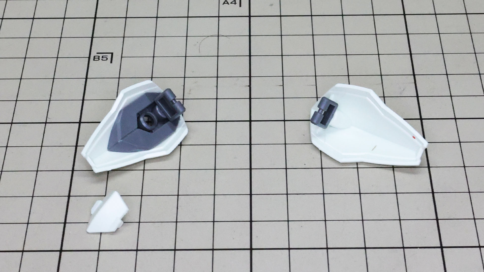 本キットでの見所の一つで、右用は裏からメカフレームが用意されてビーム・ライフルの接続部を組み立てます