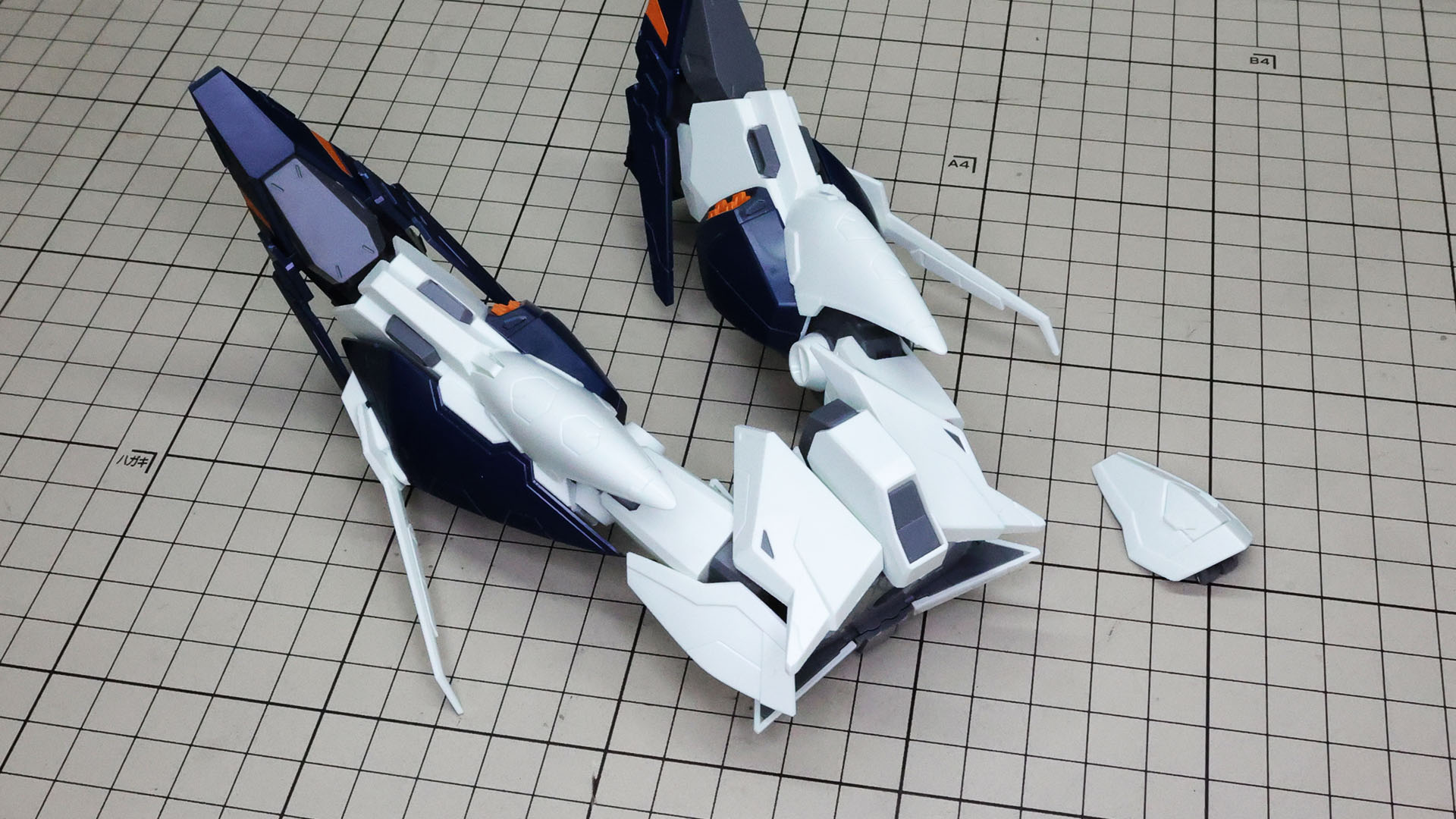 サイドアーマーを取り付ける前に脚部を取り付けます