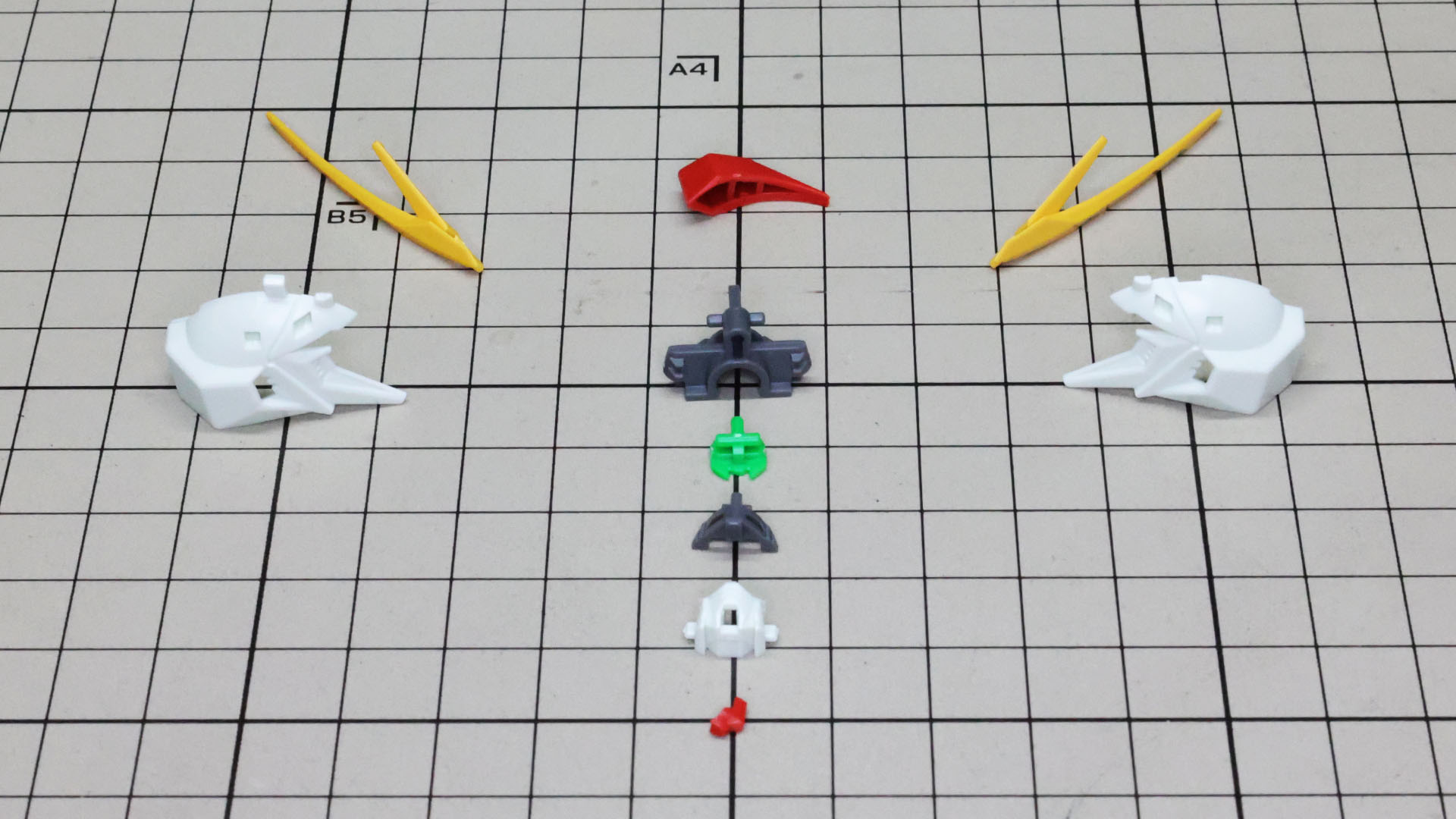 少ない数で構成される頭部のパーツ群。ひとまずガンダムフェイスのパーツで組んでいきます