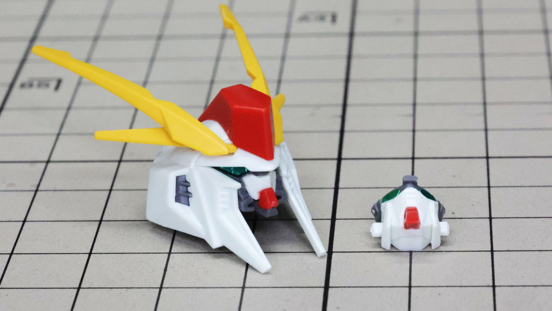 ですが、そこは接着剤を使わないガンプラ！ 慎重に分解すればフェイスパーツは差し替えできます