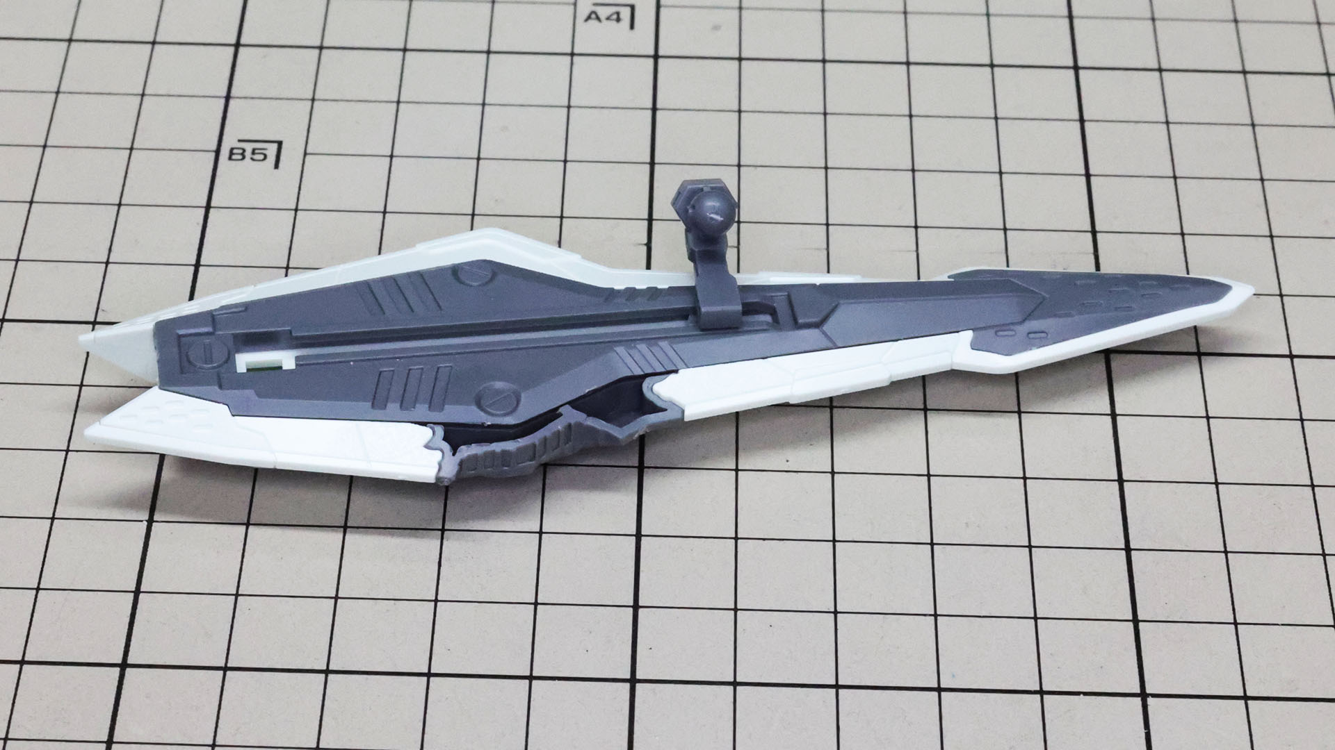 破損表現は裏側にも！接続部は新規パーツで機体前側にオフセットできるようになっています