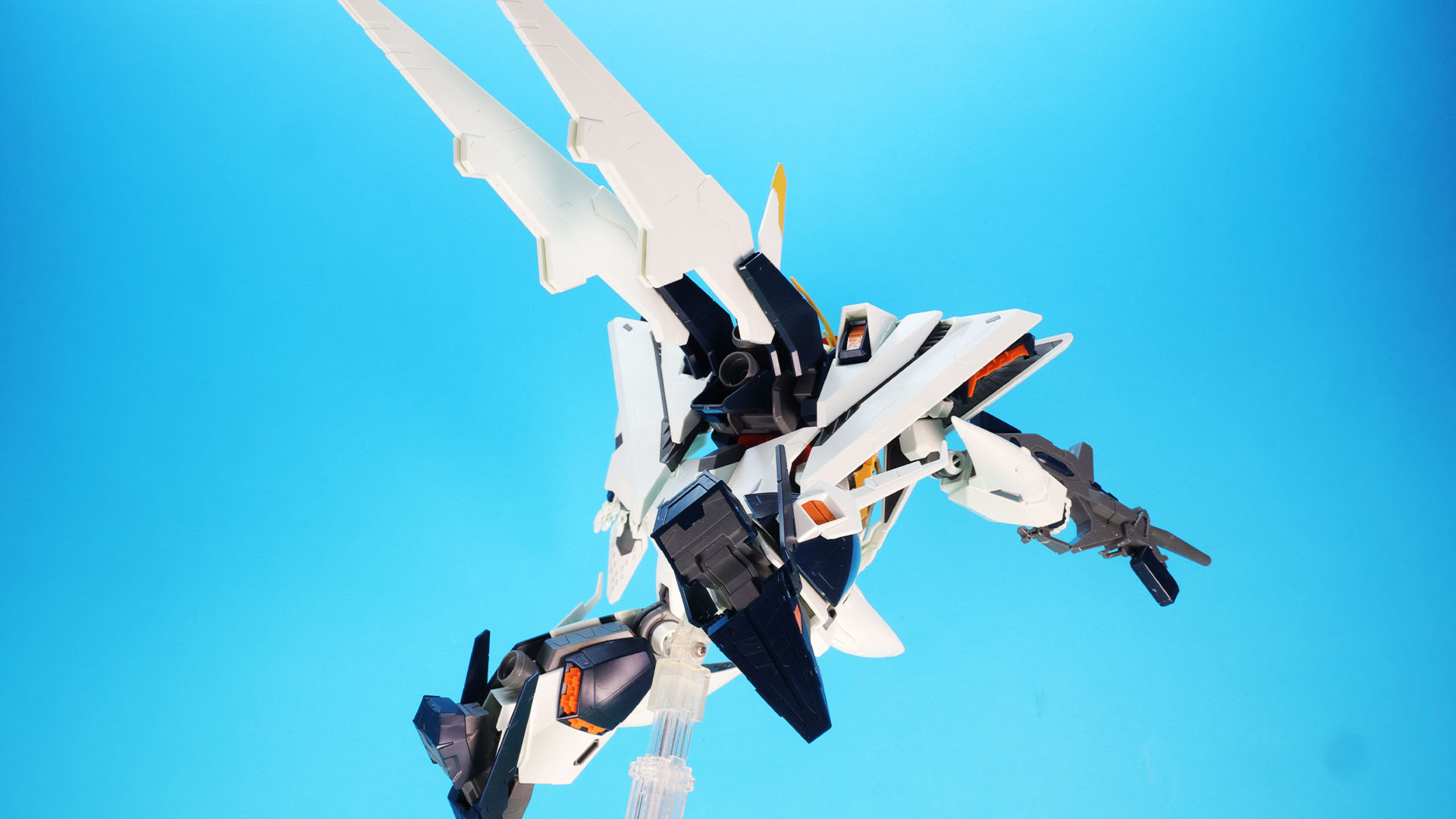 ソール裏にはメカフレームとモールドが施されています
